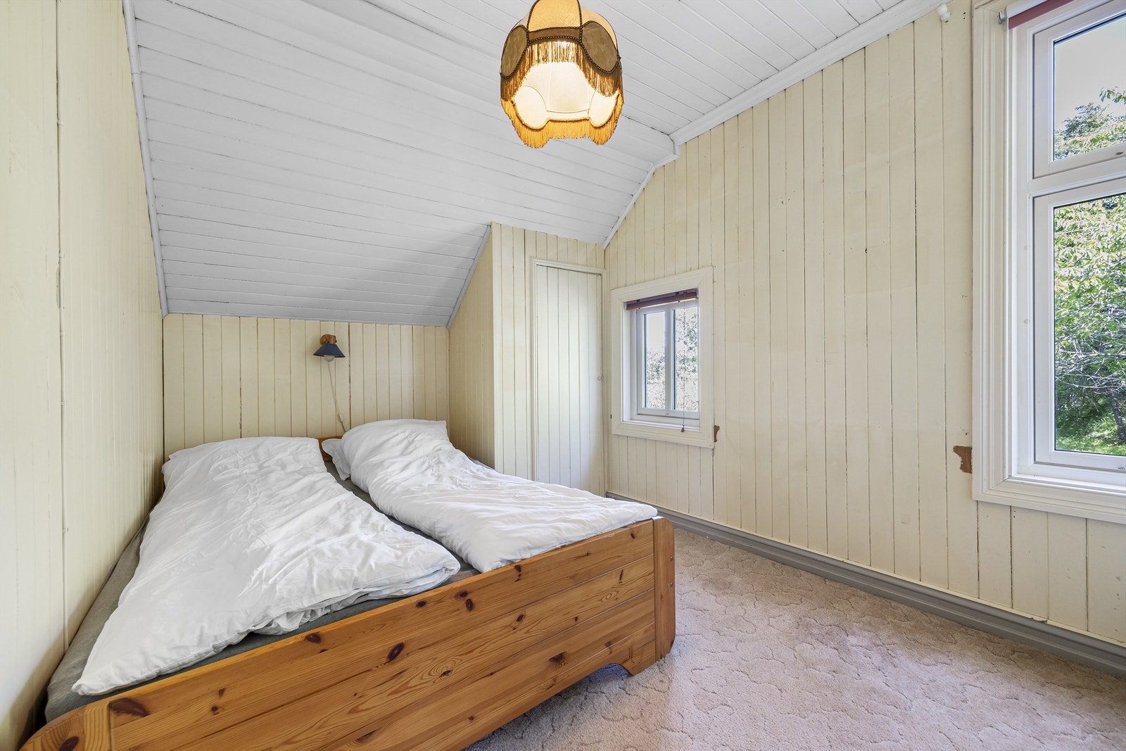 Soverom med vegg-til-vegg-teppe og plass til dobbeltseng. Galleribilde
