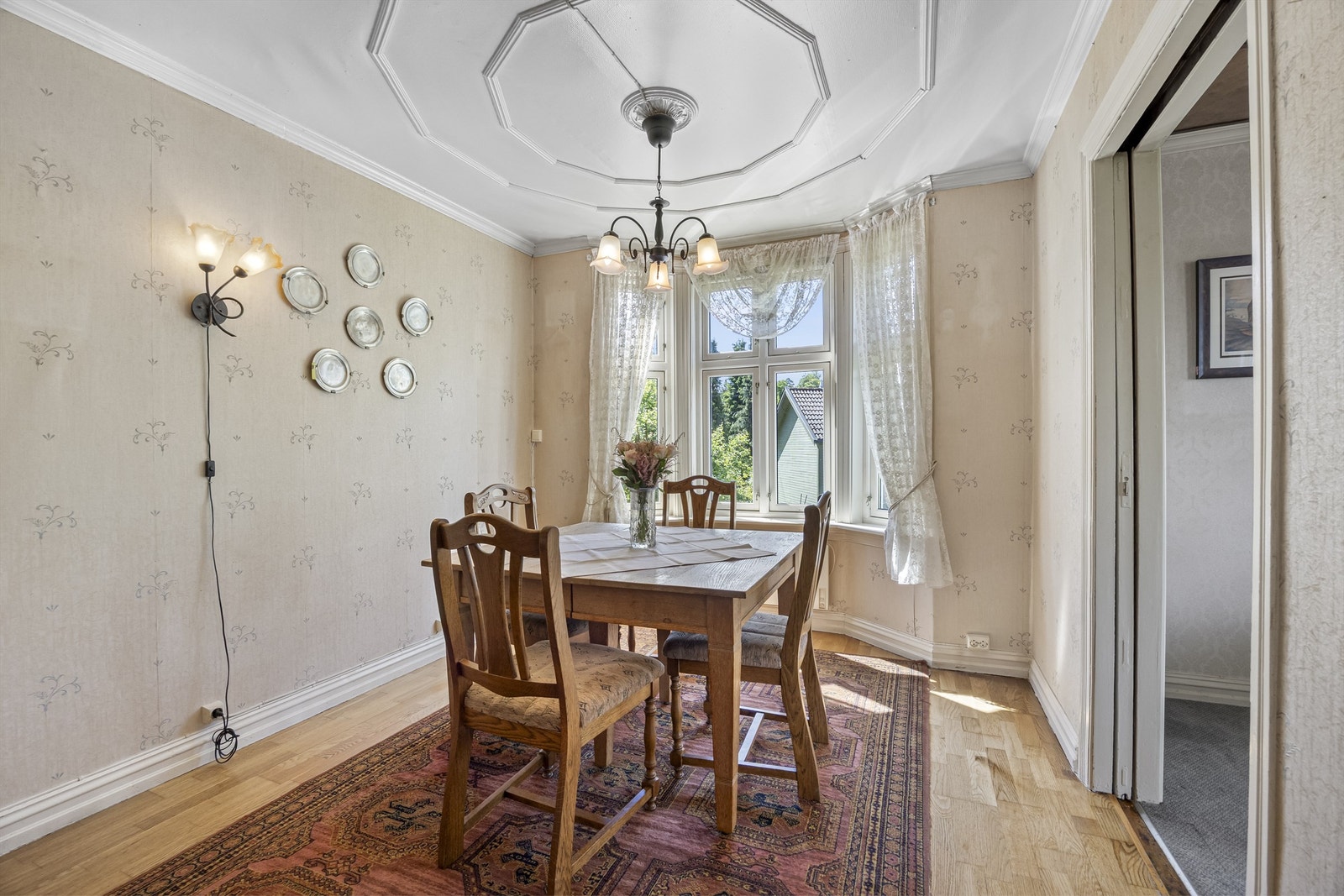 Boligen har en villa-preget stil som med modernisering kan bli til en herskapelig plass å bo. Galleribilde