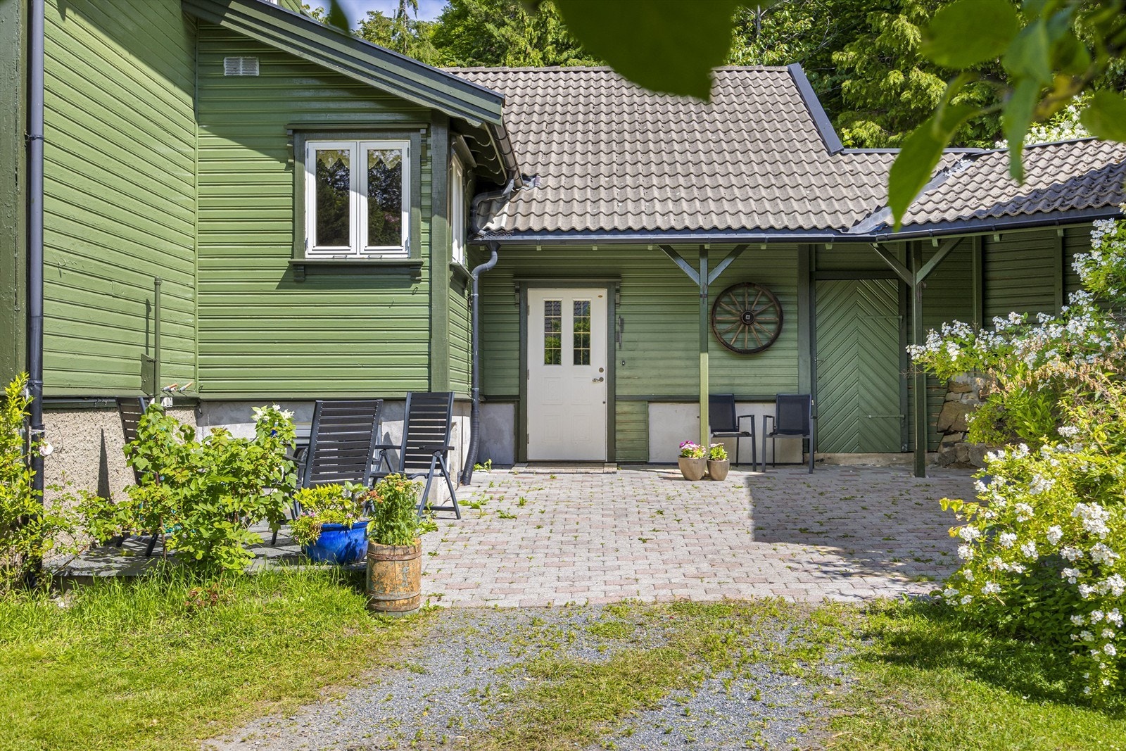 Uteplass med belegningsstein ved tilbygget fra 2000. Galleribilde