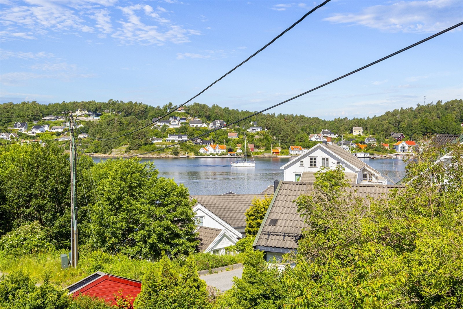 Fra boligen er få meter ned til sjøen og vakre Dybedalsstranda. Galleribilde