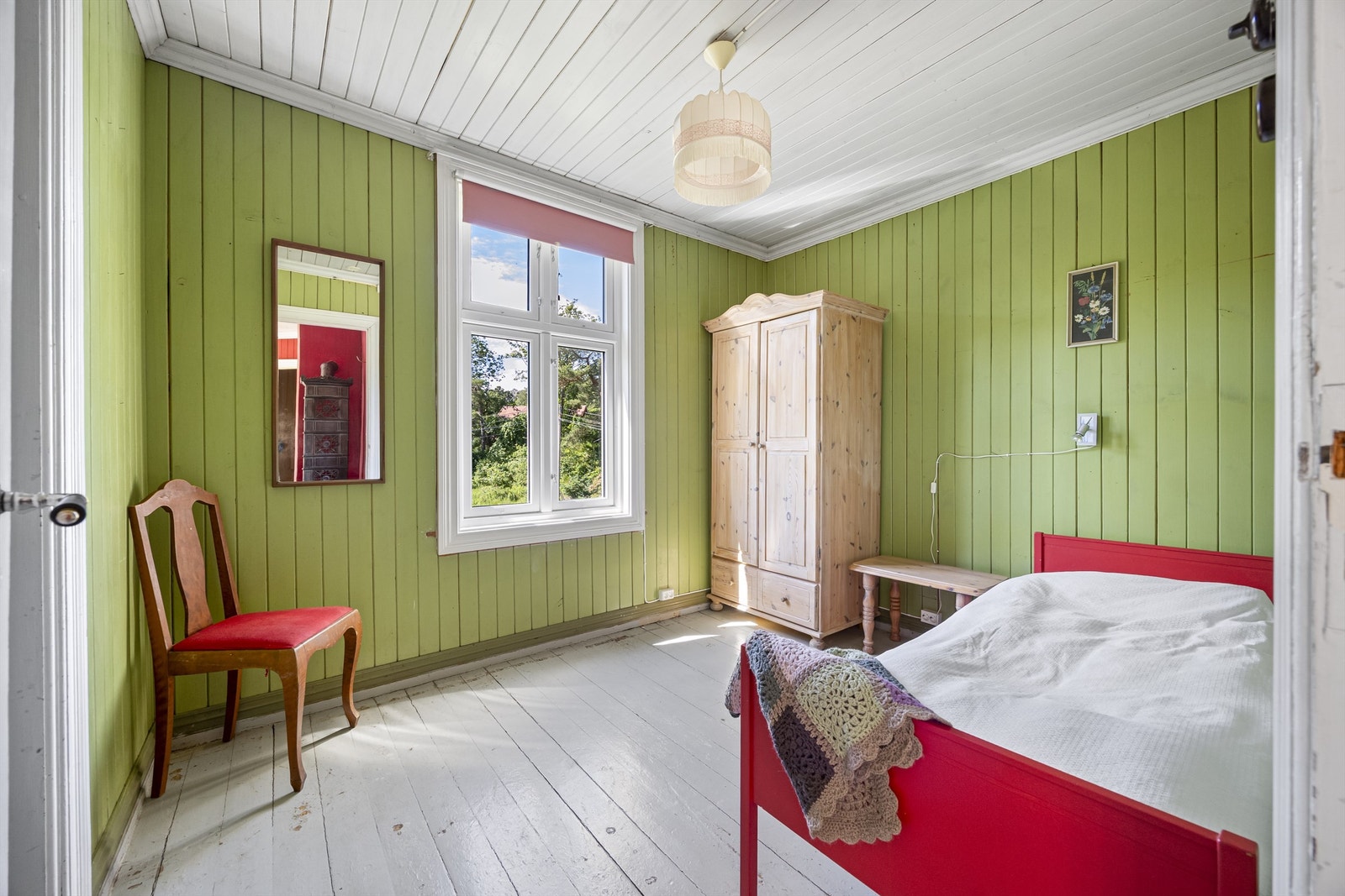 Loftsetasjen byr på flere soverom med panelvegger og malte himlinger. Galleribilde
