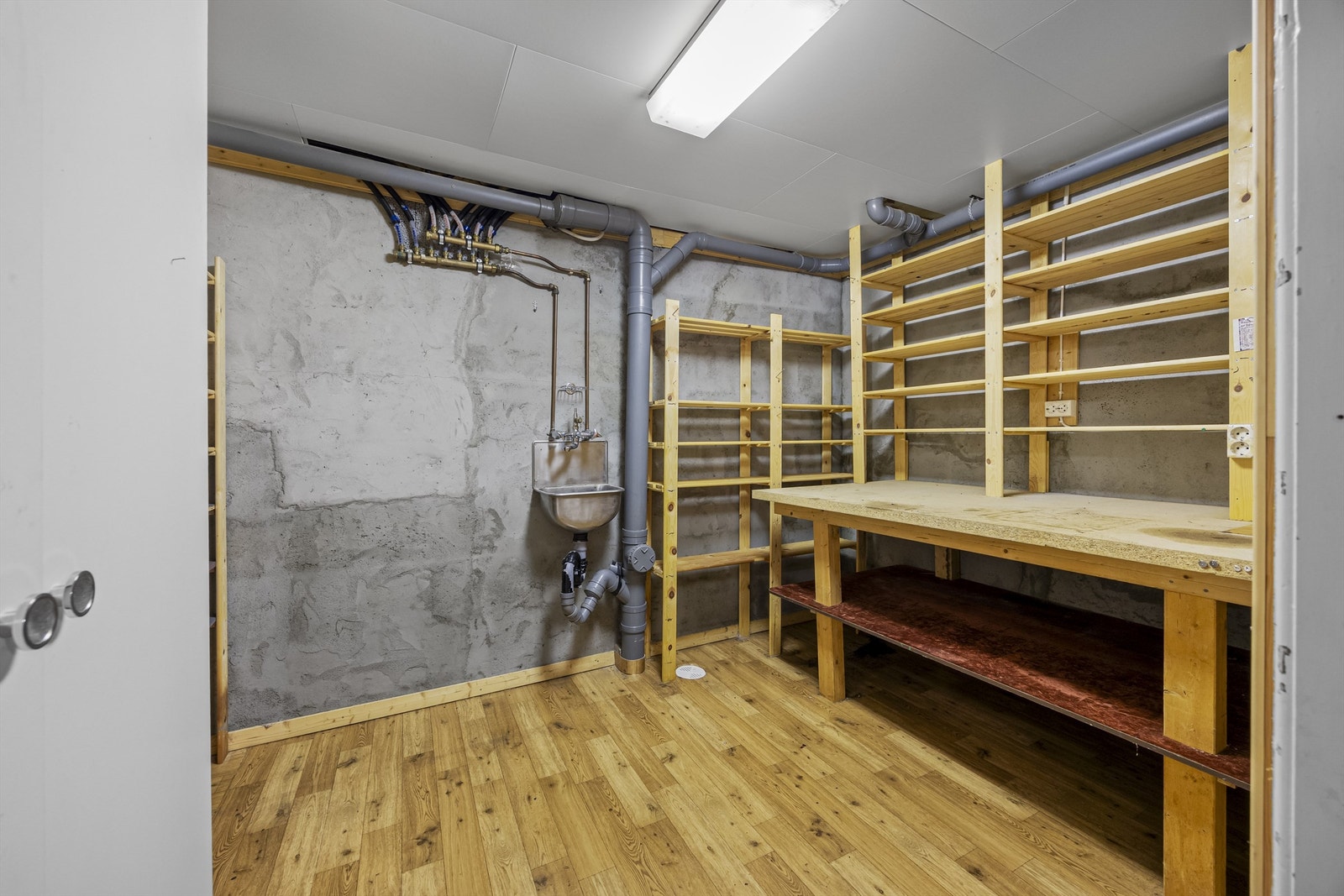 Kjelleren har rikelig med lagringsplass og rom for en verkstedbenk. Galleribilde