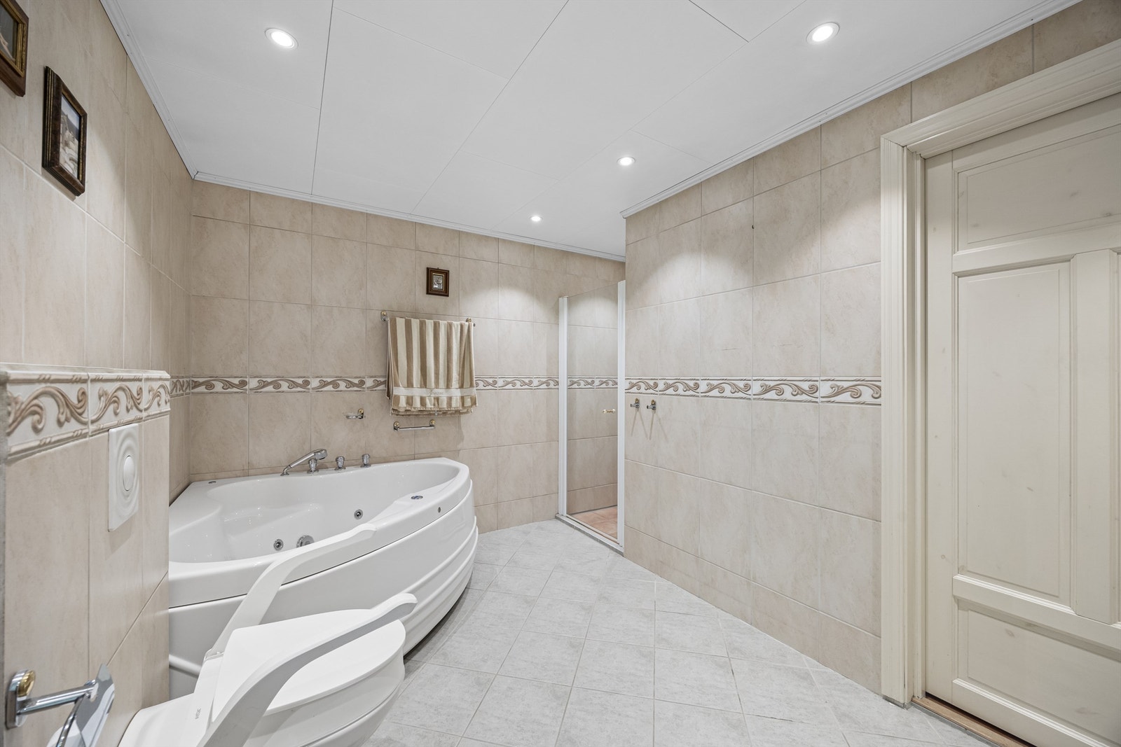 Badet er utstyrt med både dusjnisje med glassdør og badekar. Galleribilde