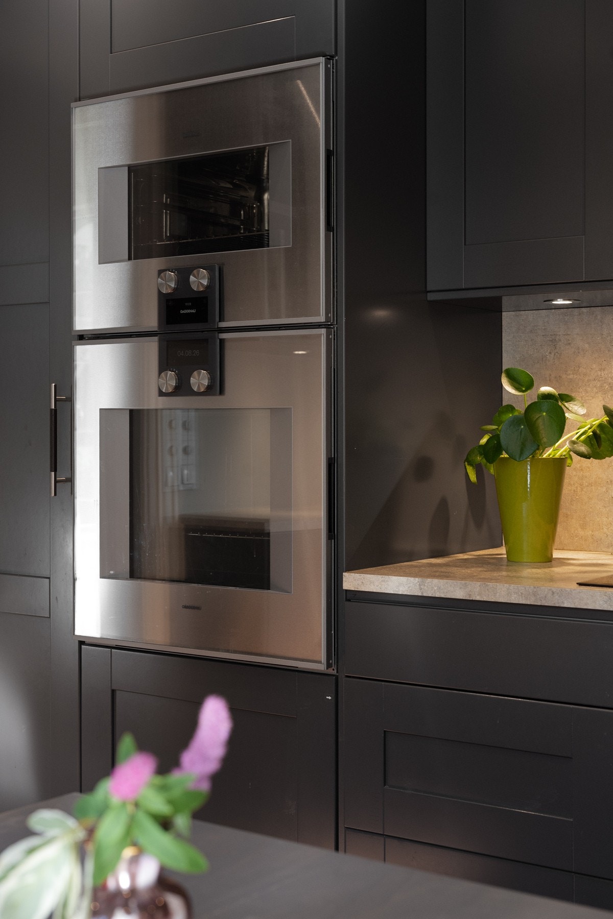 Kjøkkeninnredningen fra 2017 byr på integrerte hvitevarer som stekeovn og dampovn fra Gaggenau, platetopp, oppvaskmaskin og kjøl- og fryseskap. Galleribilde