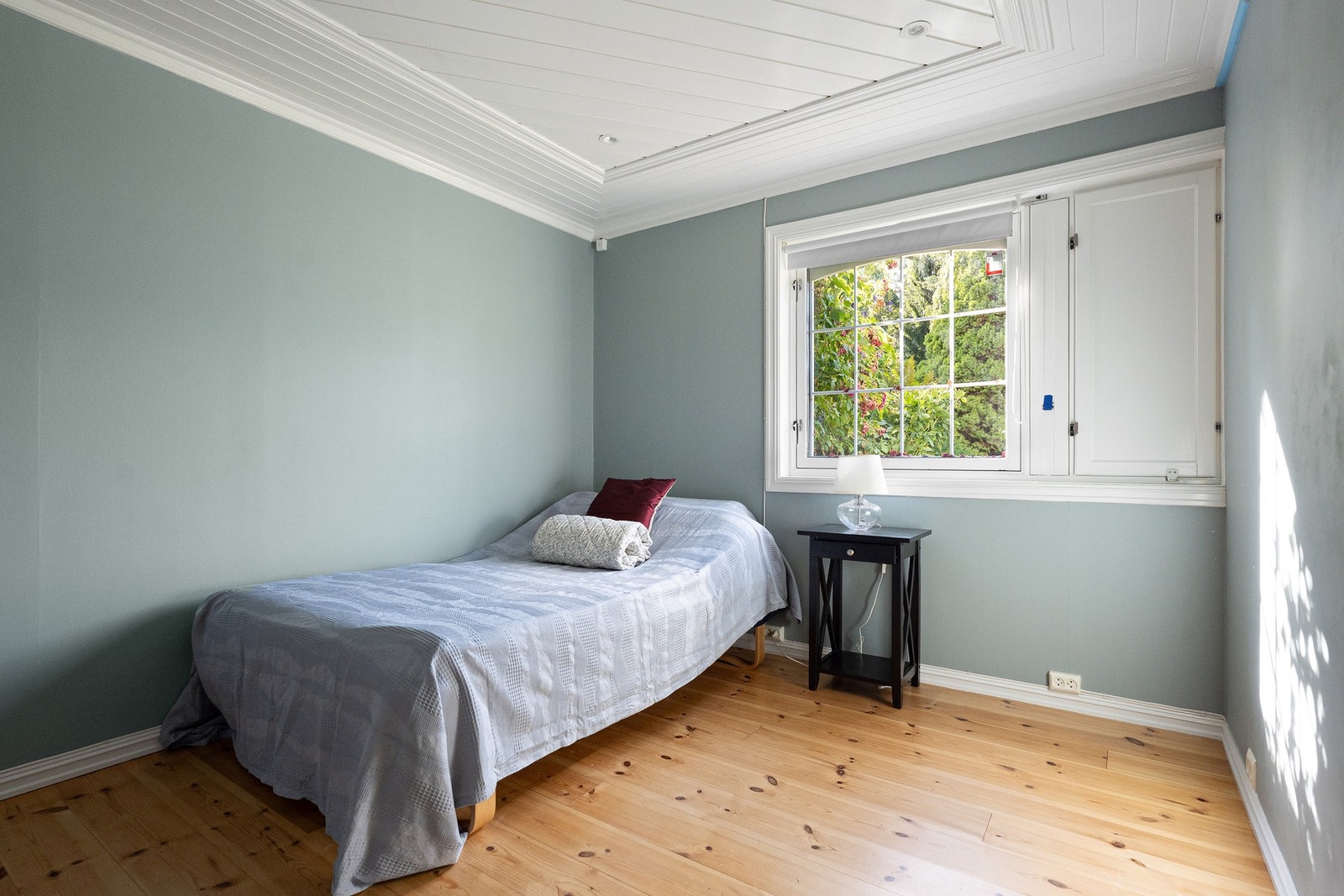 Rommene er praktisk utformet med plass til seng, garderobe og øvrig møblement. Galleribilde