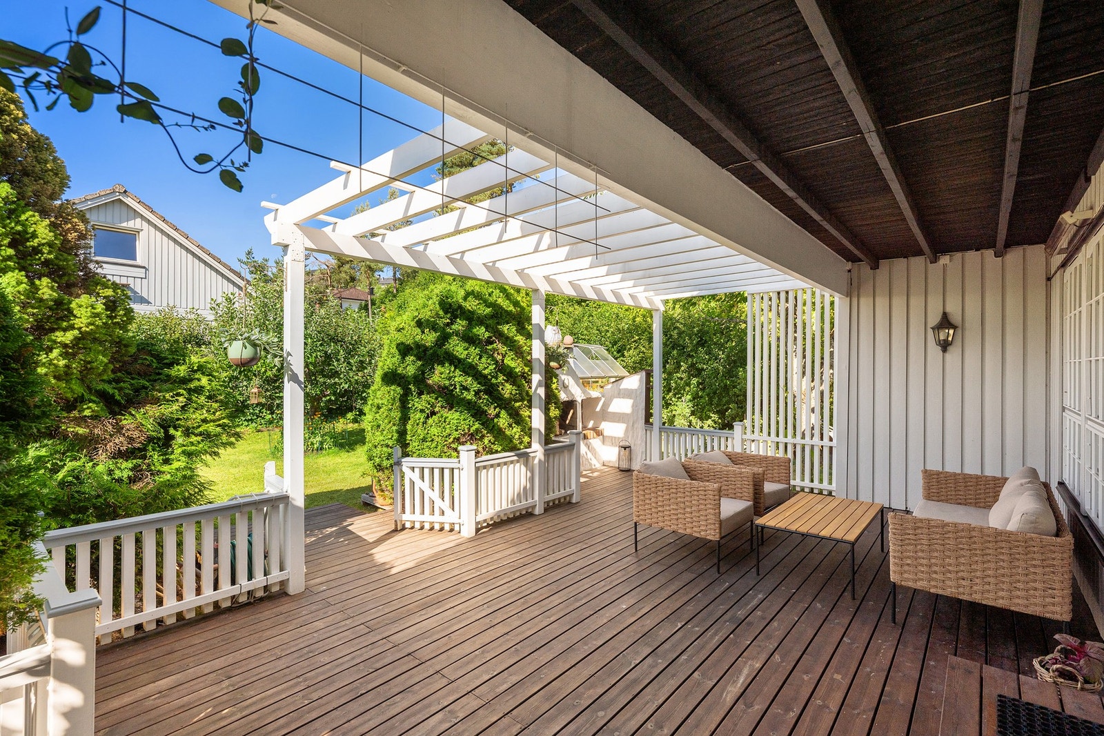 Terrassen byr på god plass til både spisegruppe og lounge, og legger til rette for hyggelige stunder. Galleribilde