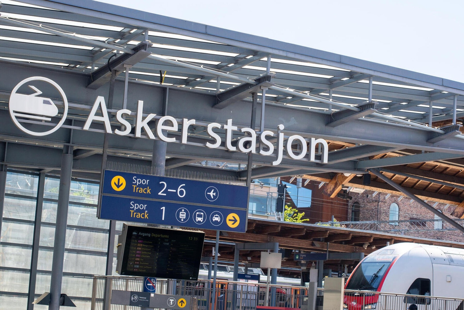 Asker stasjon er et knutepunkt for kommunikasjon både mot Oslo og retning Drammen. Herfra går det også flytog til Gardermoen. Det går buss ned til Asker sentrum med holdeplass 2 min gange unna. Galleribilde