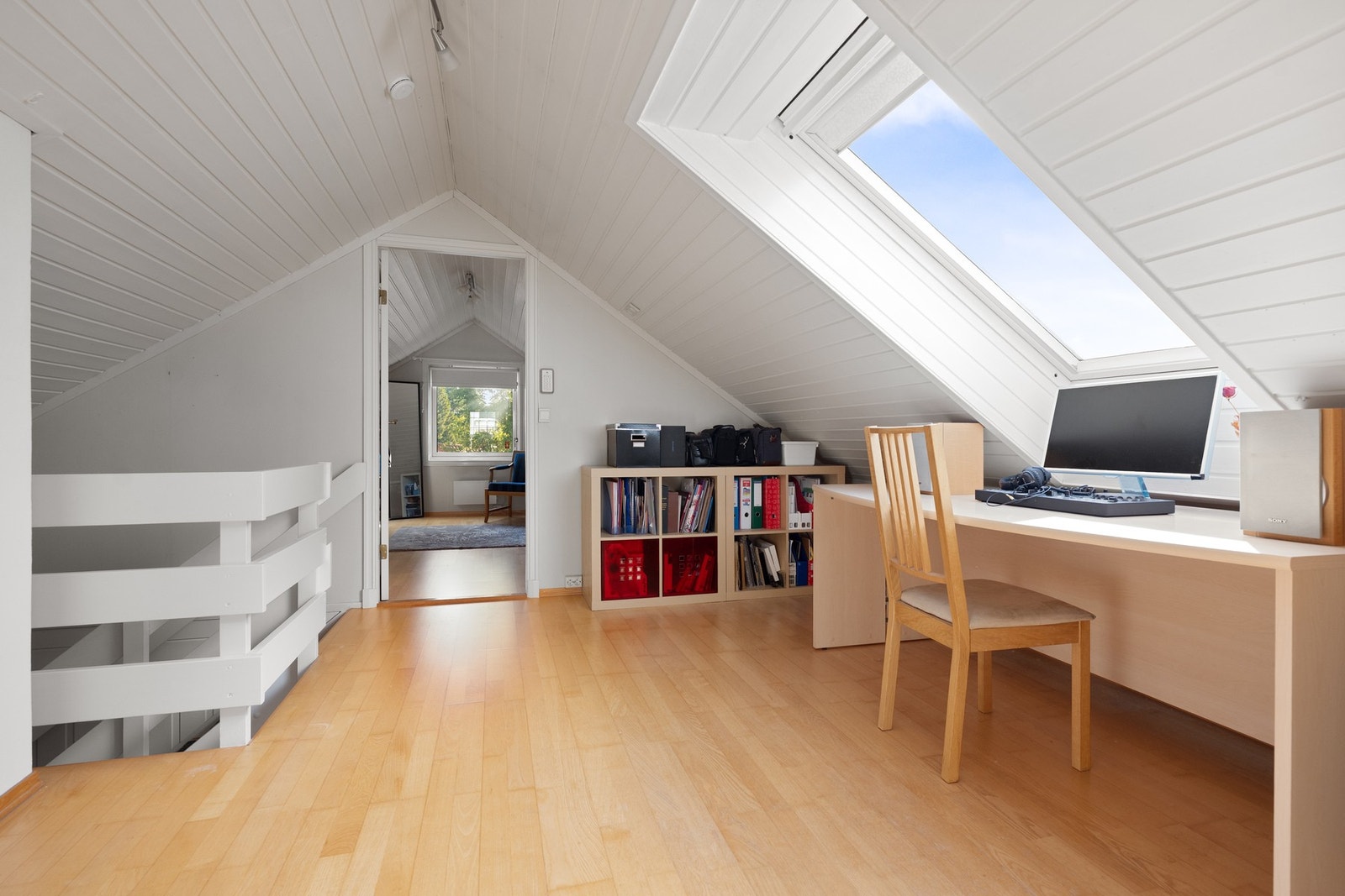 Boligens lyse og luftige loftstue. Galleribilde