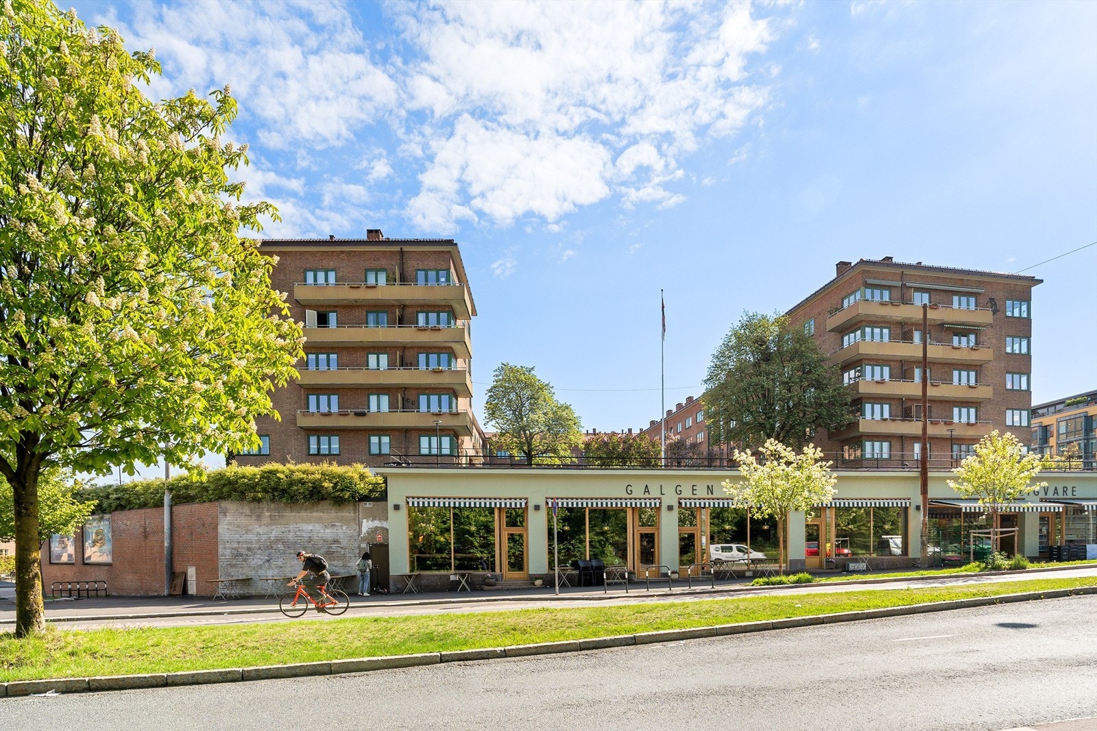 Borettslaget eier flere næringslokaler som leies ut og bidrar til å styrke borettslagets økonomi. Galleribilde