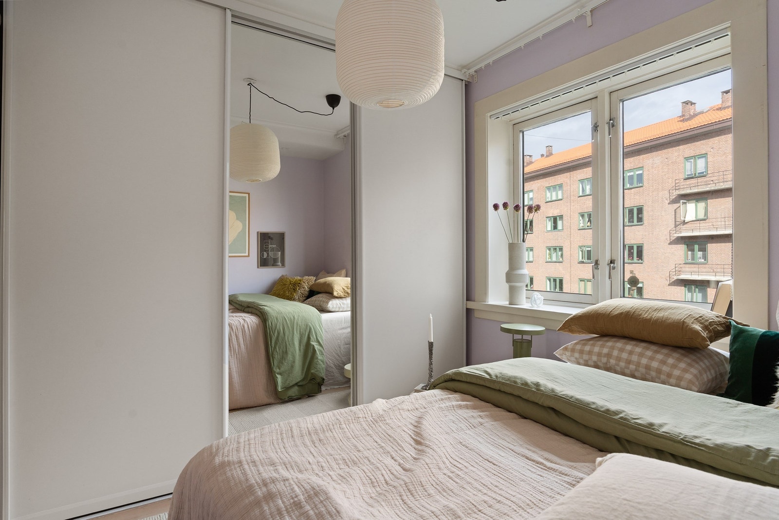 En stor skyvedørsgarderobe tar unna hele kleslageret ditt, mens speilfronten sørger for at du alltid ser fantastisk ut! Galleribilde