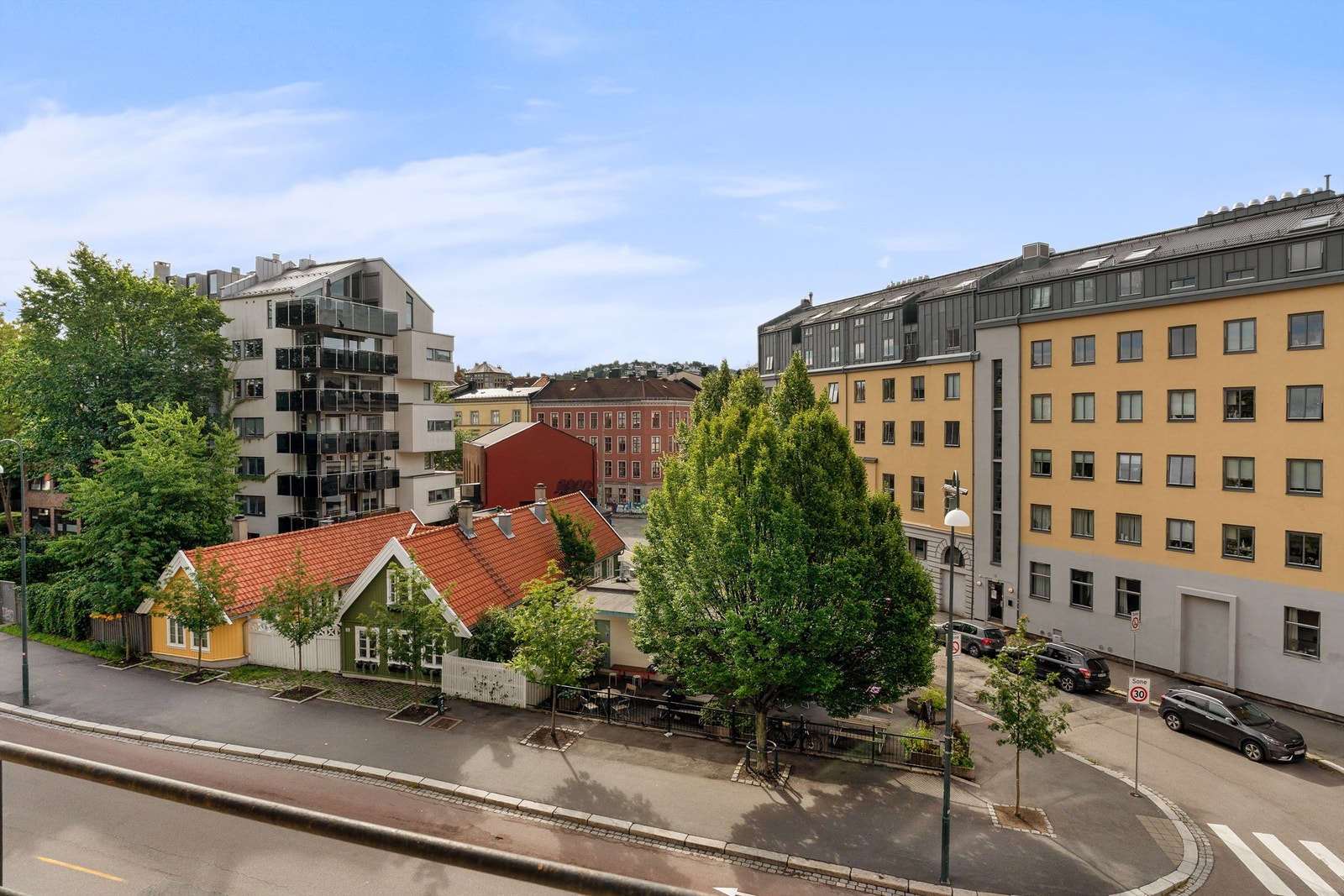 Fra stuevinduet har du flott utsikt mot det sjarmerende nabolaget og Ekeberg i horisonten. Galleribilde