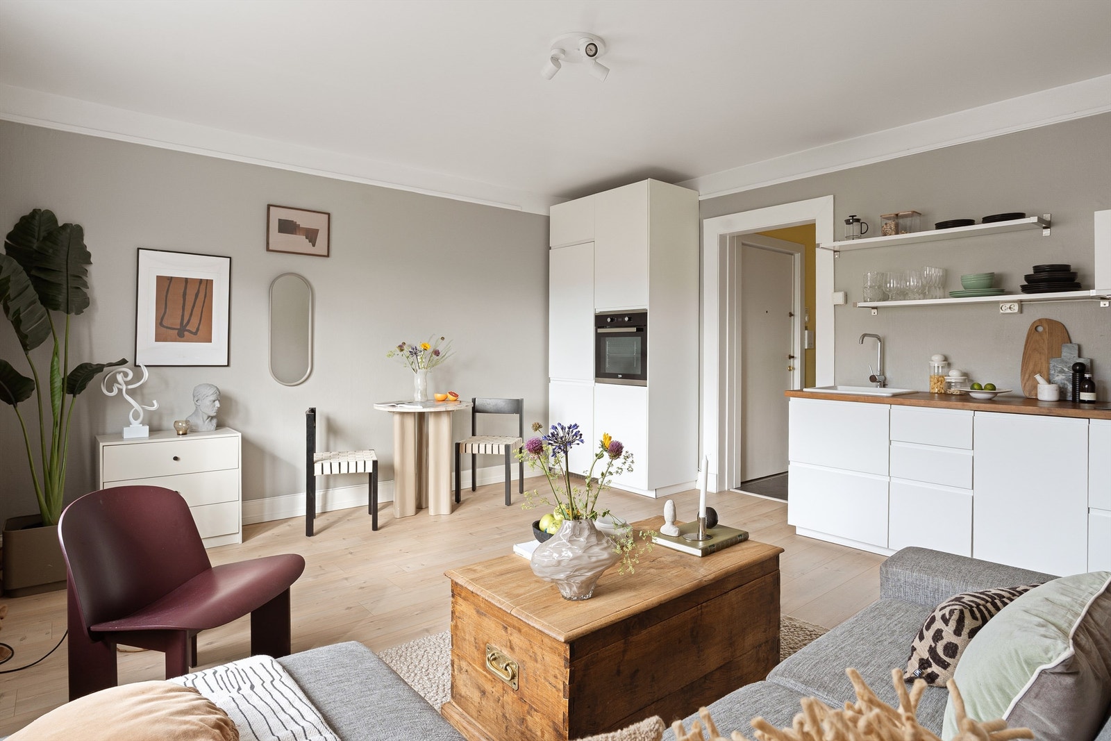 I forlengelsen av kjøkkenet har du en koselig spiseplass med utsikt til både kokken og bylivet på utsiden. Galleribilde