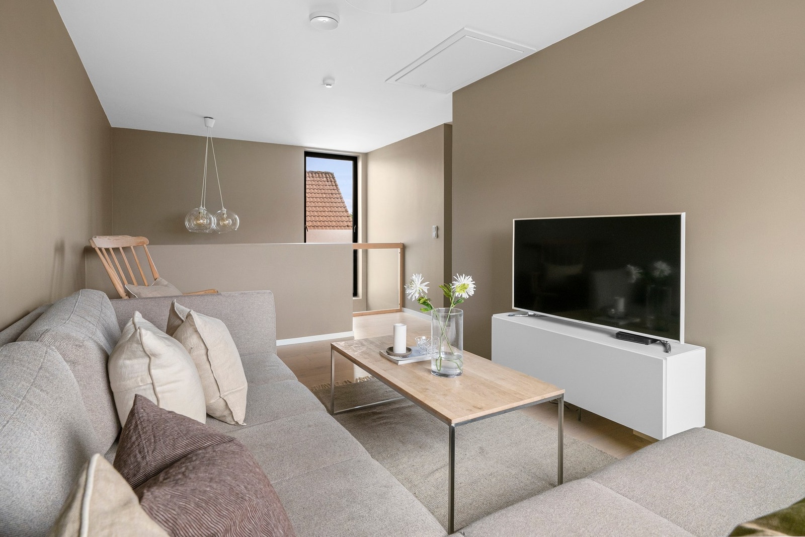 Her er det god plass til TV-stue, lekerom eller ungdomsavdeling, og rommet gir familien mulighet til å fordele seg mellom flere oppholdsarealer. Galleribilde