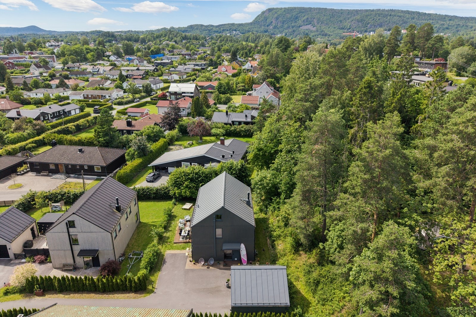 Solveien er en rolig og familievennlig gate med kun ca. 5 minutters gange til både Mellom-Nes barneskole og sjøen Galleribilde