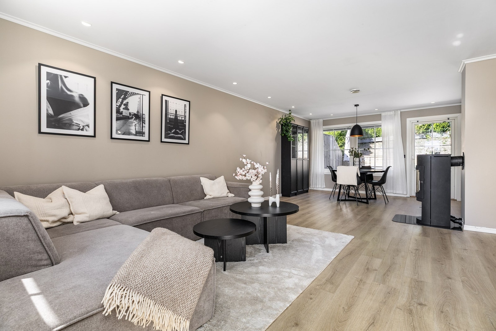 Nye innfelte spotter ble i 2020 montert både i stuen og på kjøkkenet. Galleribilde