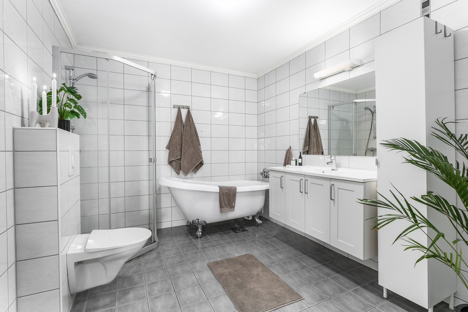 Badet er av generøs størrelse og i praksis uendret siden byggeåret. Gulv og vegger er utført med fliser, gulvet også med varmekabler. Galleribilde