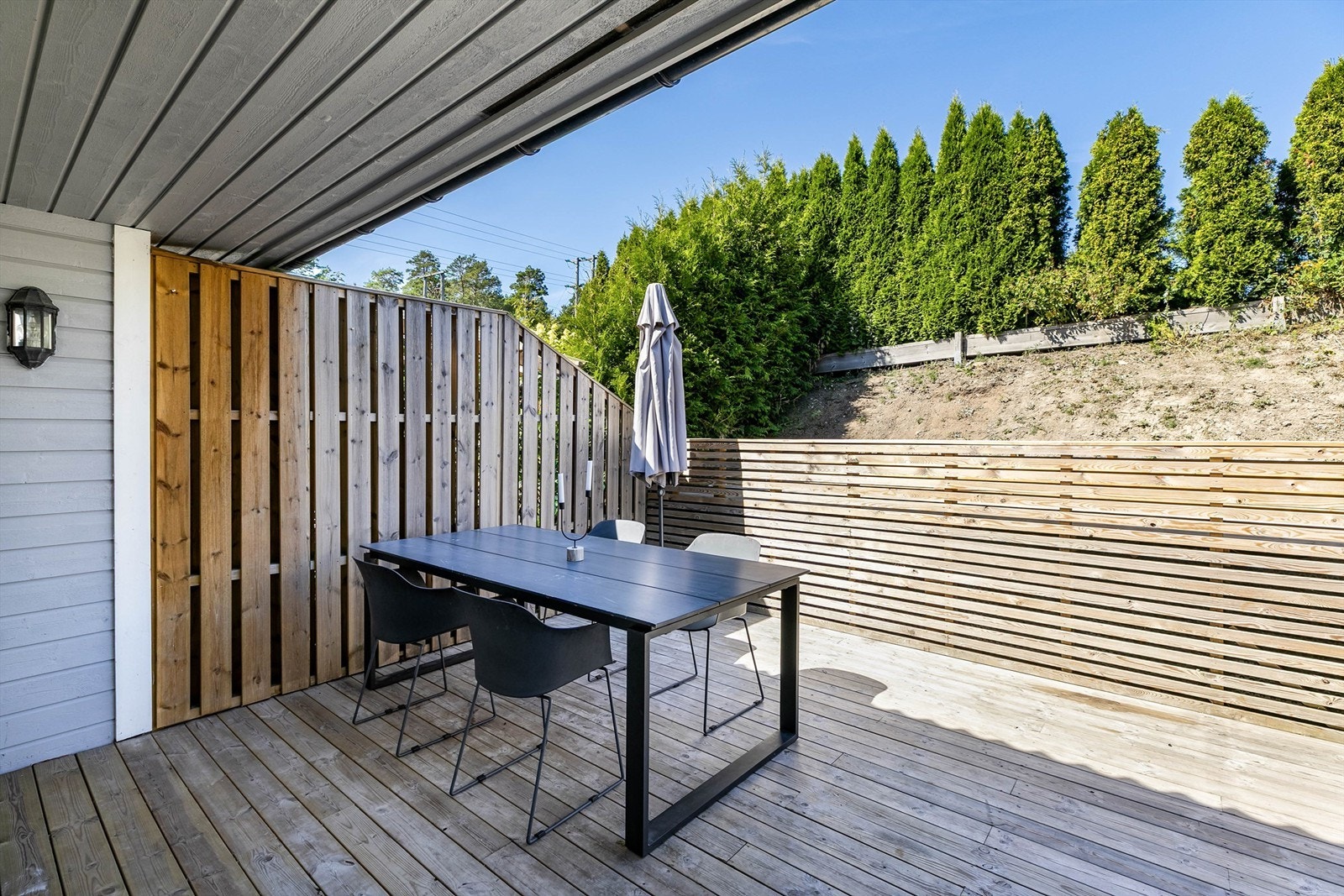 På terrassen er det sommerstid sol fra tidlig ettermiddag til kveld. Galleribilde