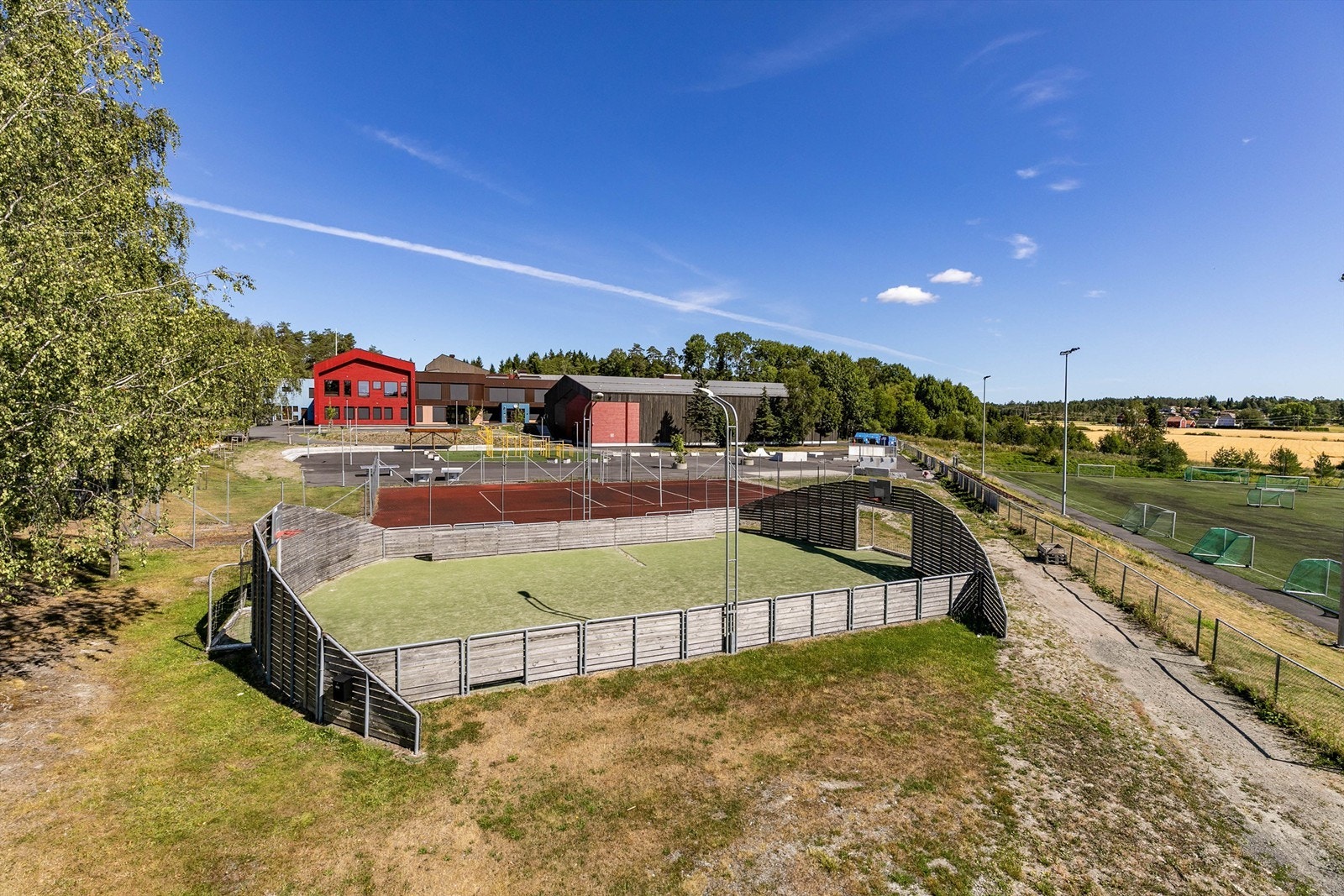 Rett nedenfor boligen ligger både barnehage, barneskole og ungdomsskole, med tilhørende idrettsanlegg og aktivitetsmuligheter. Galleribilde