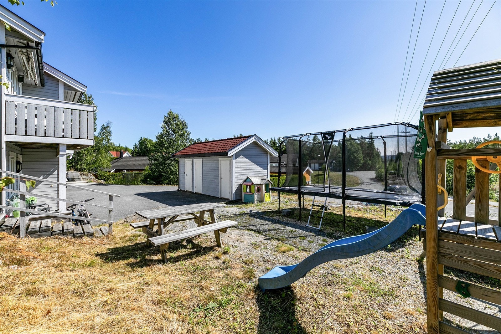 I det frittstående bygget foran inngangspartiet disponerer leiligheten egen bod. Galleribilde