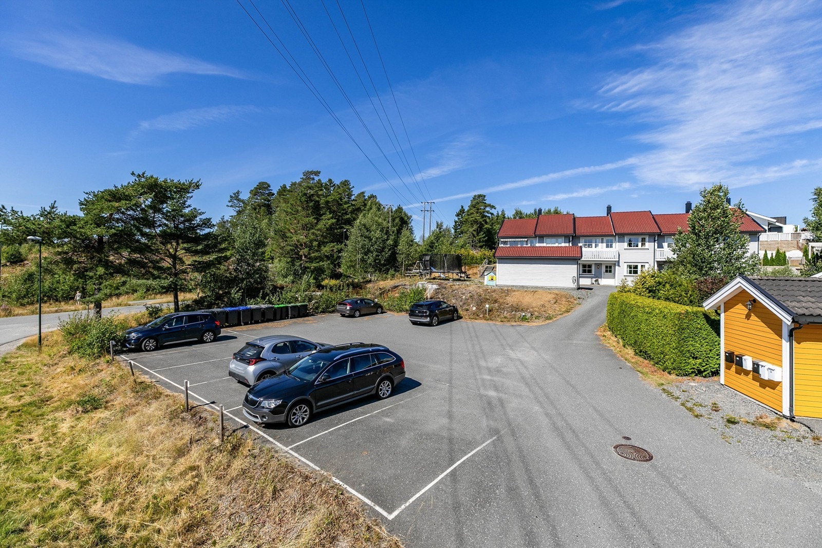 Boligen disponerer to biloppstillingsplasser på felles parkeringsområde. Her er det også parkering for besøkende. Galleribilde
