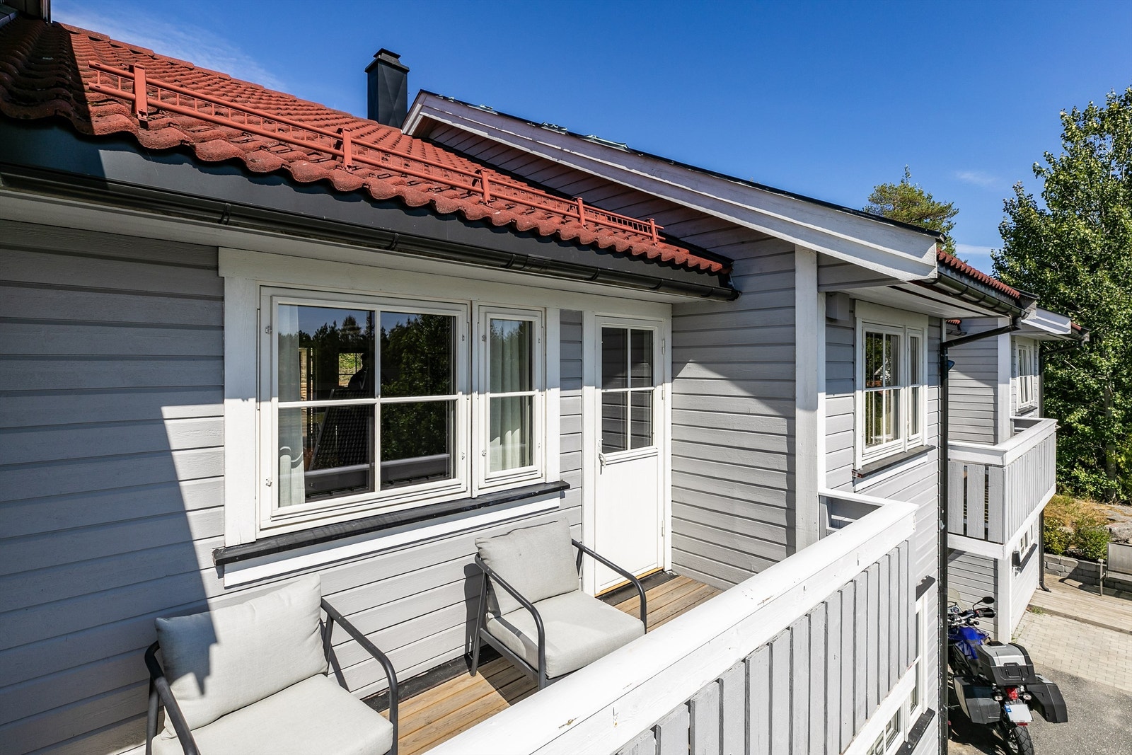 Balkongen og plattingen under er begge solfylt første del av dagen. Galleribilde