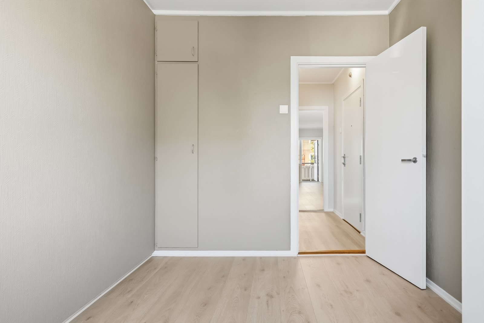 Innebygget garderobeskap på soverommet. Galleribilde