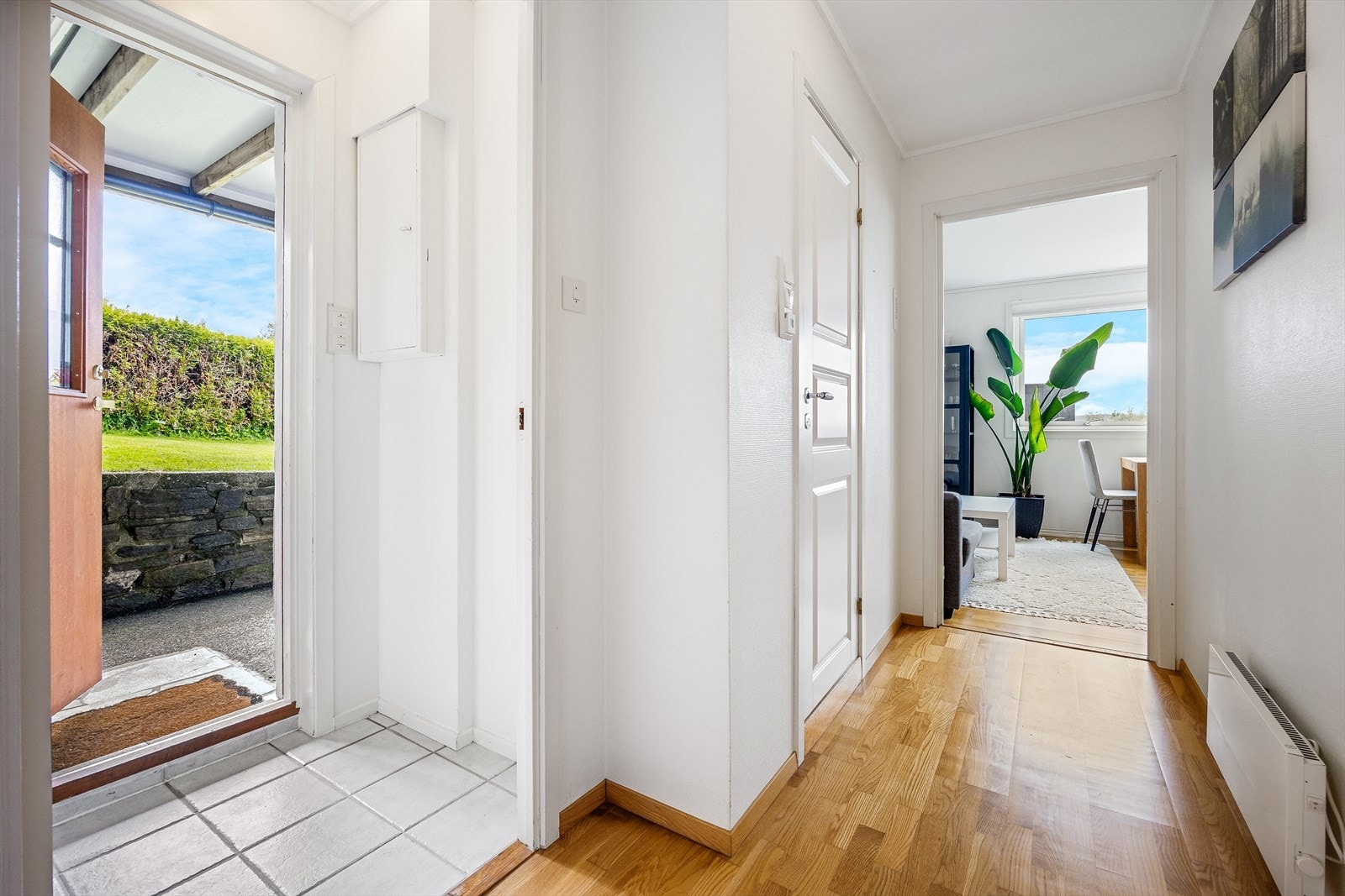 Separat utleiedel med egen entré, stue, kjøkken, bad, bod og et soverom på ca. 11,0 m². Galleribilde