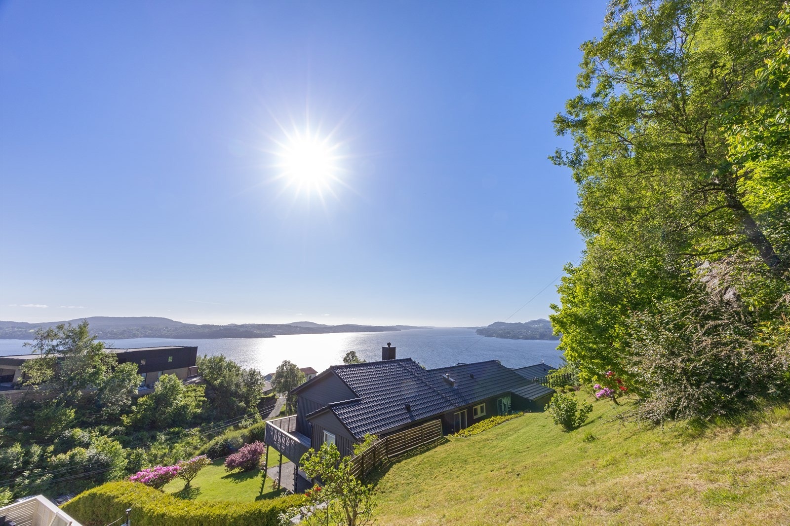 Fra tomten er det umiddelbar tilkomst til fantastiske turstier opp Nordgardsfjellet og evt. videre til Tellevikafjellet. Galleribilde