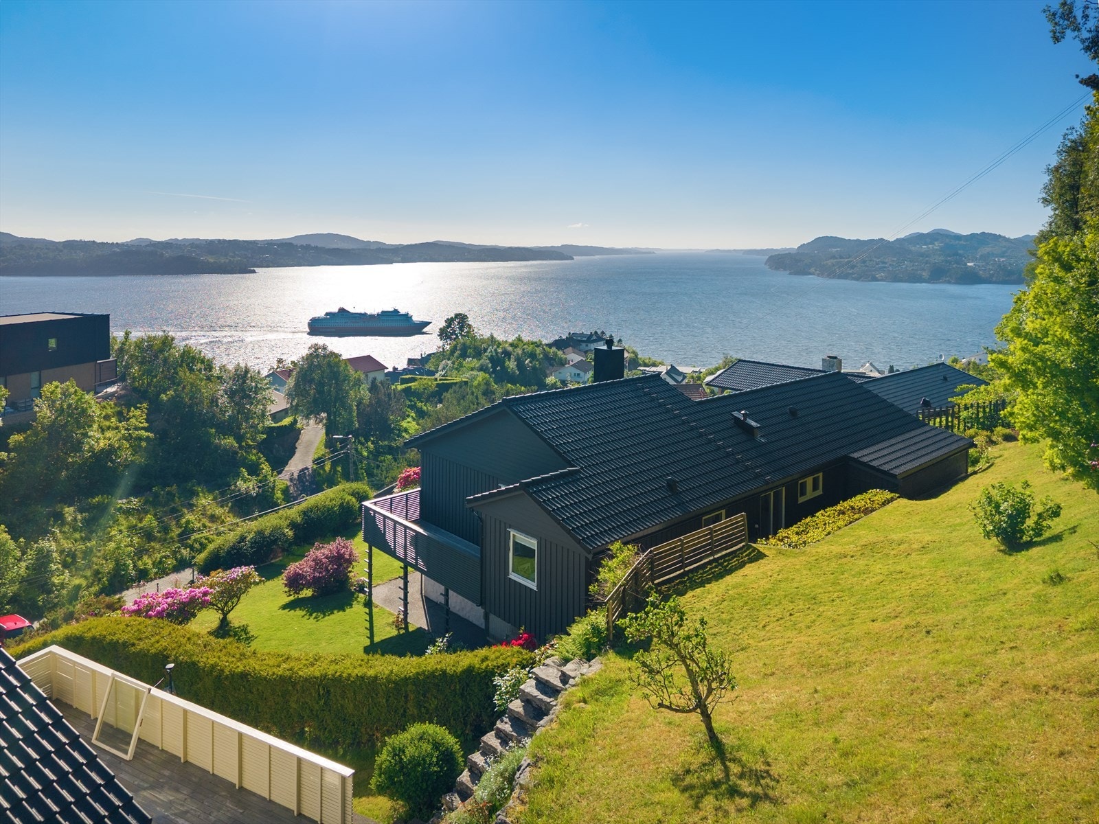 Sjøutsikten er slående der man ser mot Byfjorden, Askøy og nordover mot Nordhordland. Galleribilde