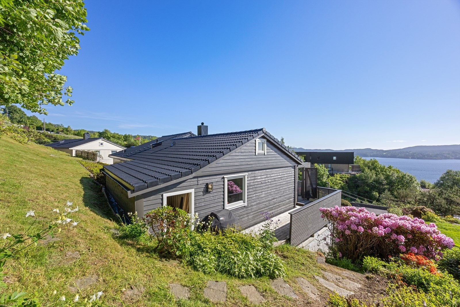 Området er populært blant alle aldre, mye grunnet det gode oppvekstmiljøet og de trygge, rolige omgivelsene. Galleribilde