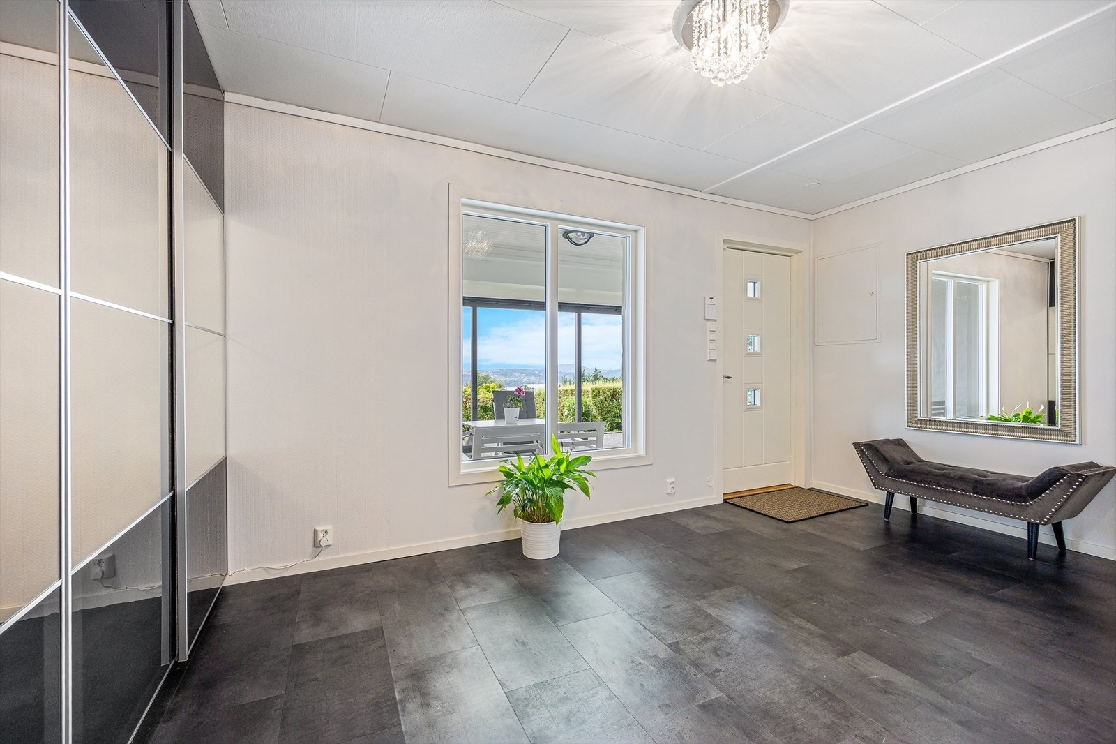 Her er det en praktisk skyvedørsgarderobe med god plass til oppbevaring av sko og yttertøy. Galleribilde
