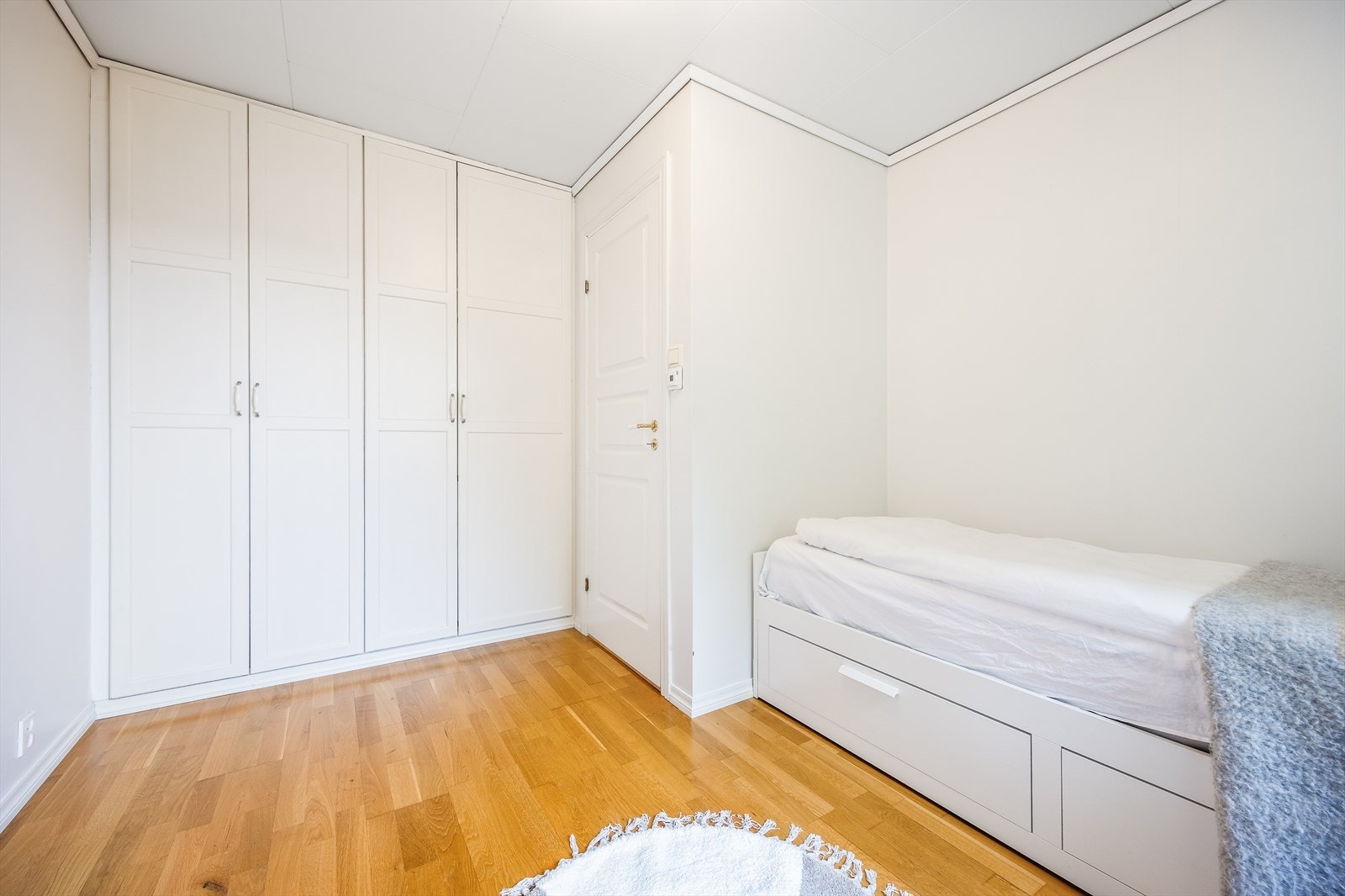 Alle rom har rikelig med skapplass i tillegg til skap i mellomgang. Galleribilde