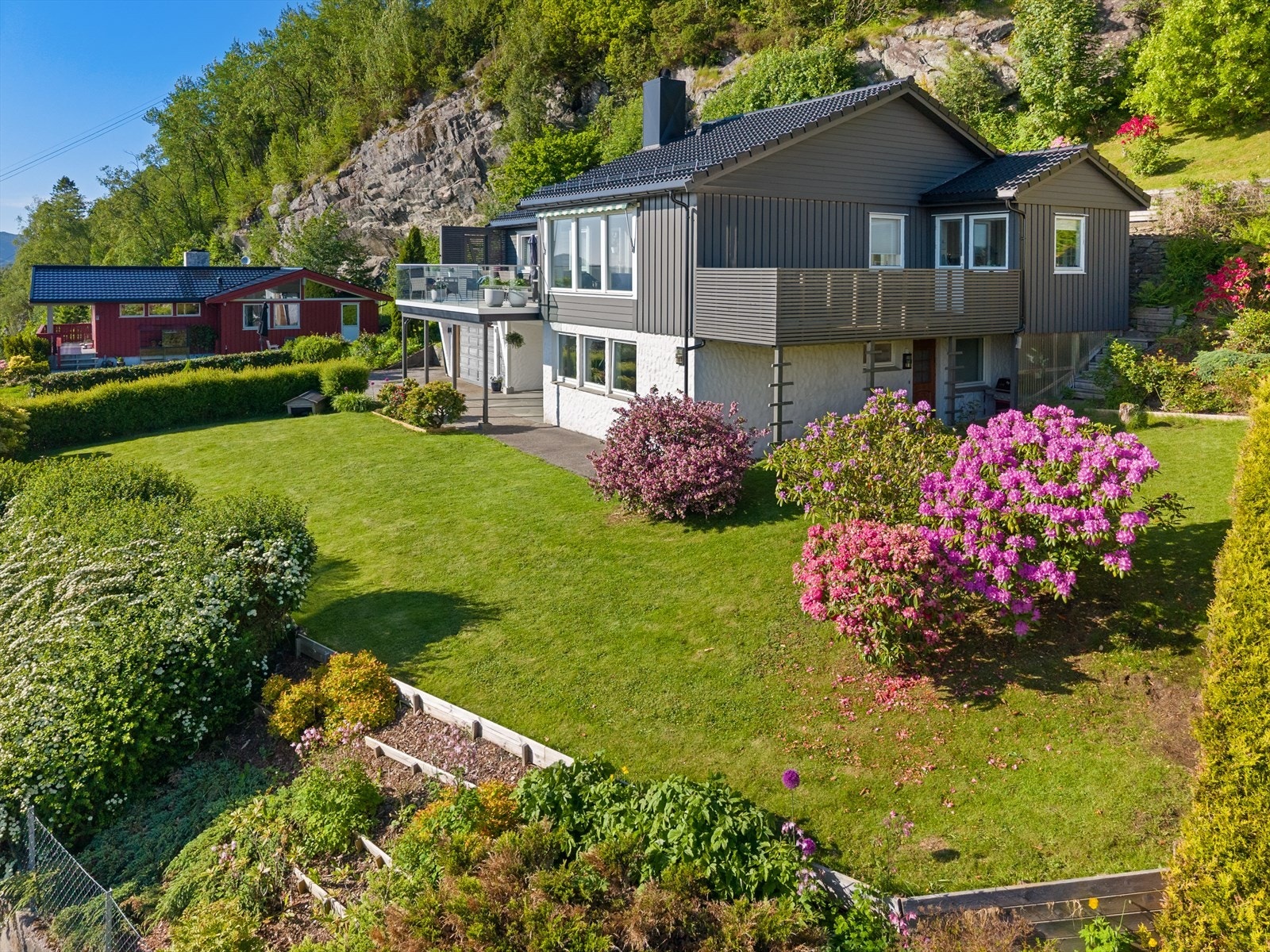Stor og flott tomt på 957,1 m², med pent opparbeidet hage, vakker beplantning og gode solforhold. Galleribilde