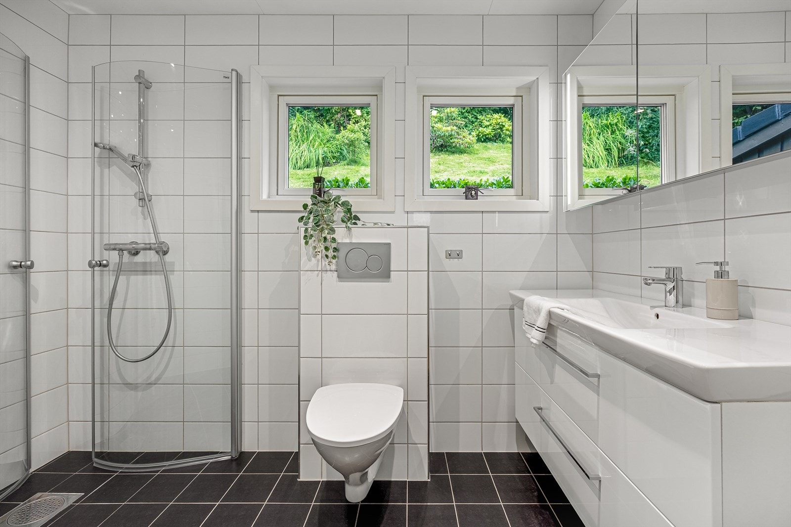 Badet i hovedetasjen er oppgradert i 2016 og har helflisede overflater. Det er varmekabler i gulvet, elektrisk avtrekksvifte og vindu som bidrar med naturlig lys. Galleribilde