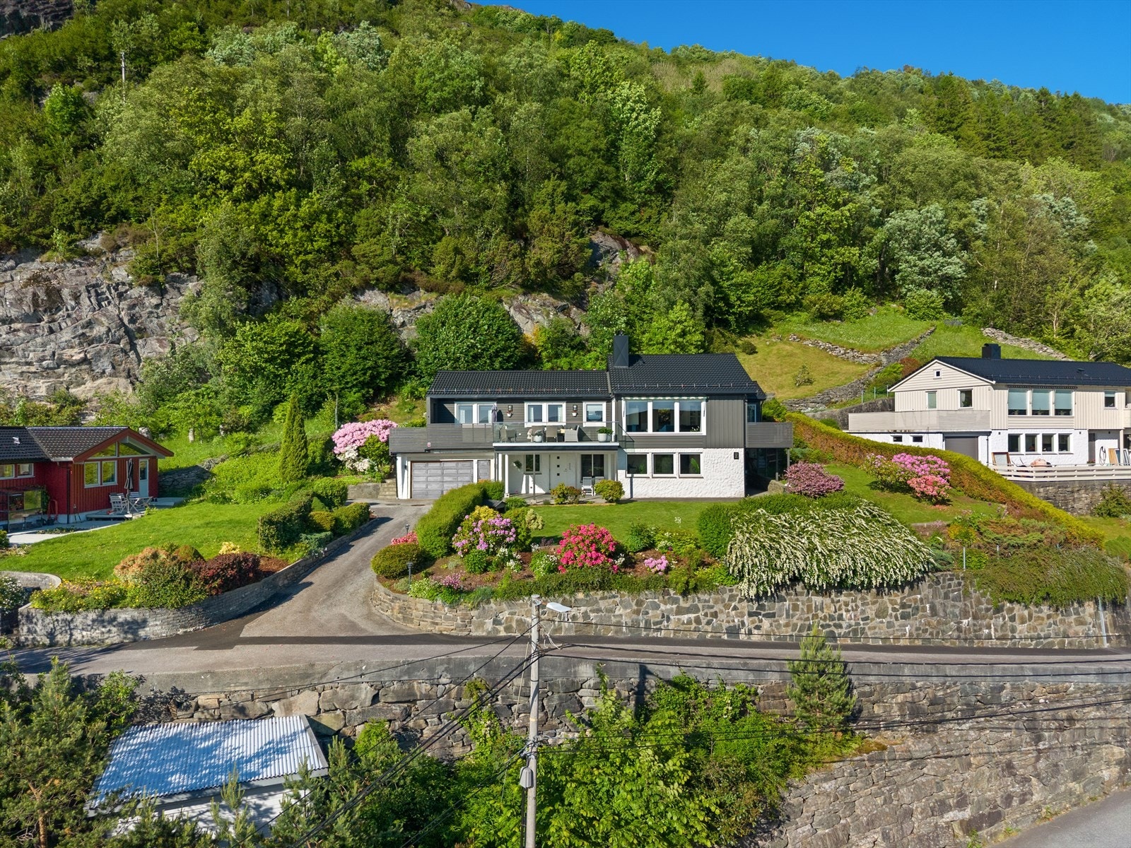 Boligen går over to plan og inneholder en romslig hoveddel samt en separat utleiedel i underetasjen. Nytt tak fra 2024. Galleribilde