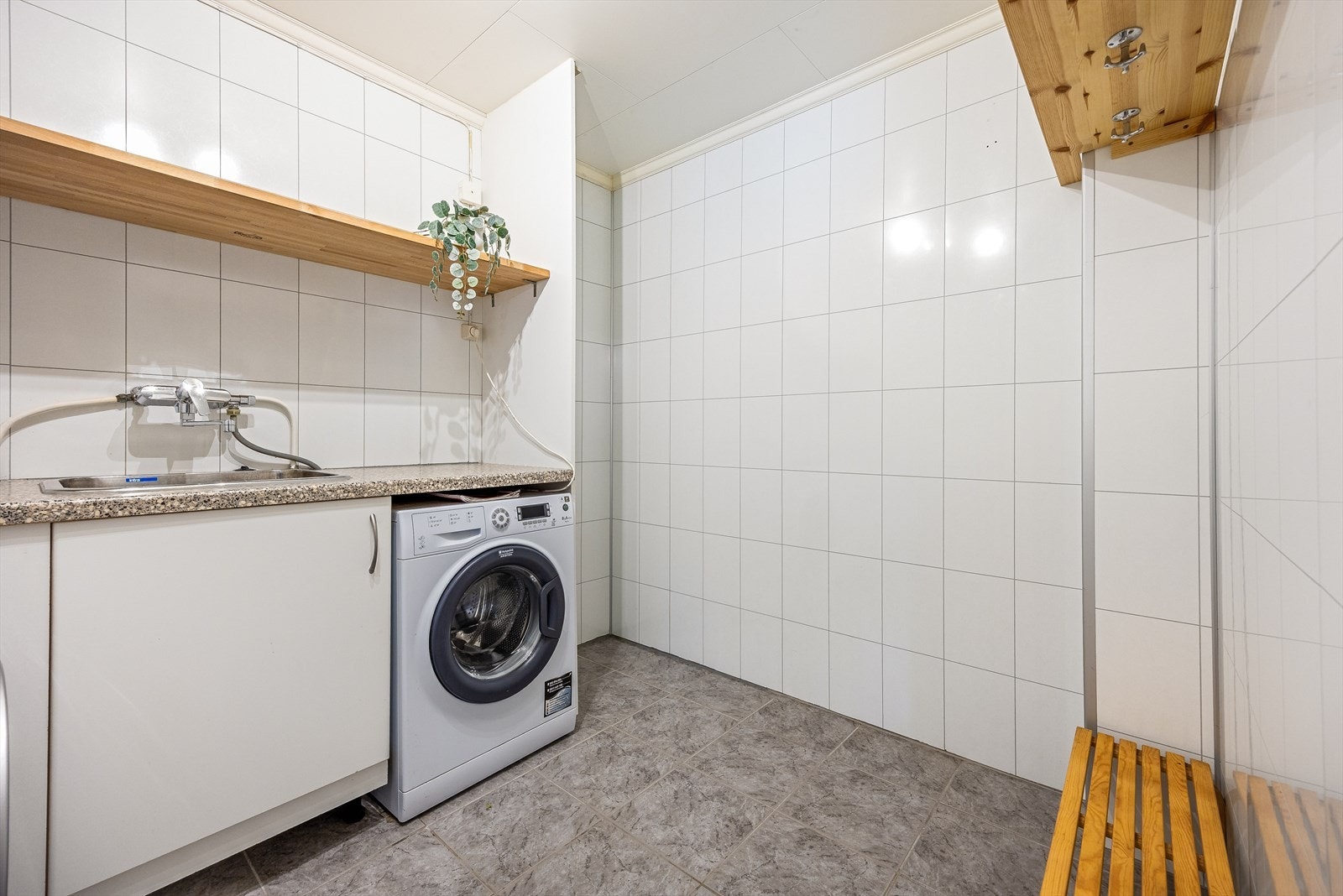 Vaskerommet er innredet med utslagsvask, varmtvannsbereder og opplegg for vaskemaskin/tørketrommel. Galleribilde