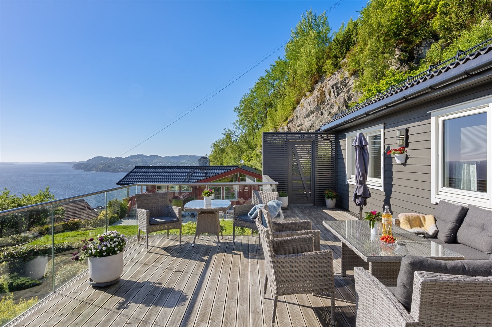 Terrassene ble utvidet og oppgradert i 2020 med nytt terrassedekke, glassrekkverk og nytt trerekkverk. Galleribilde