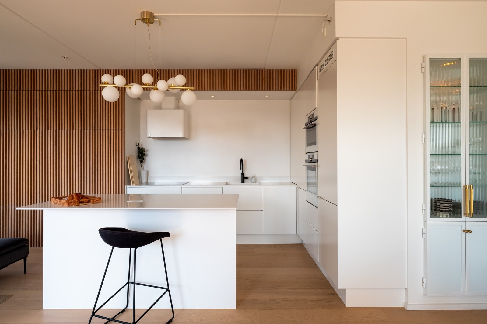 Dette inkluderer koketopp, innbyggingsovn med damptilførsel, mikrobølgeovn med vanlig ovn og kombiskap, oppvaskmaskin. Galleribilde