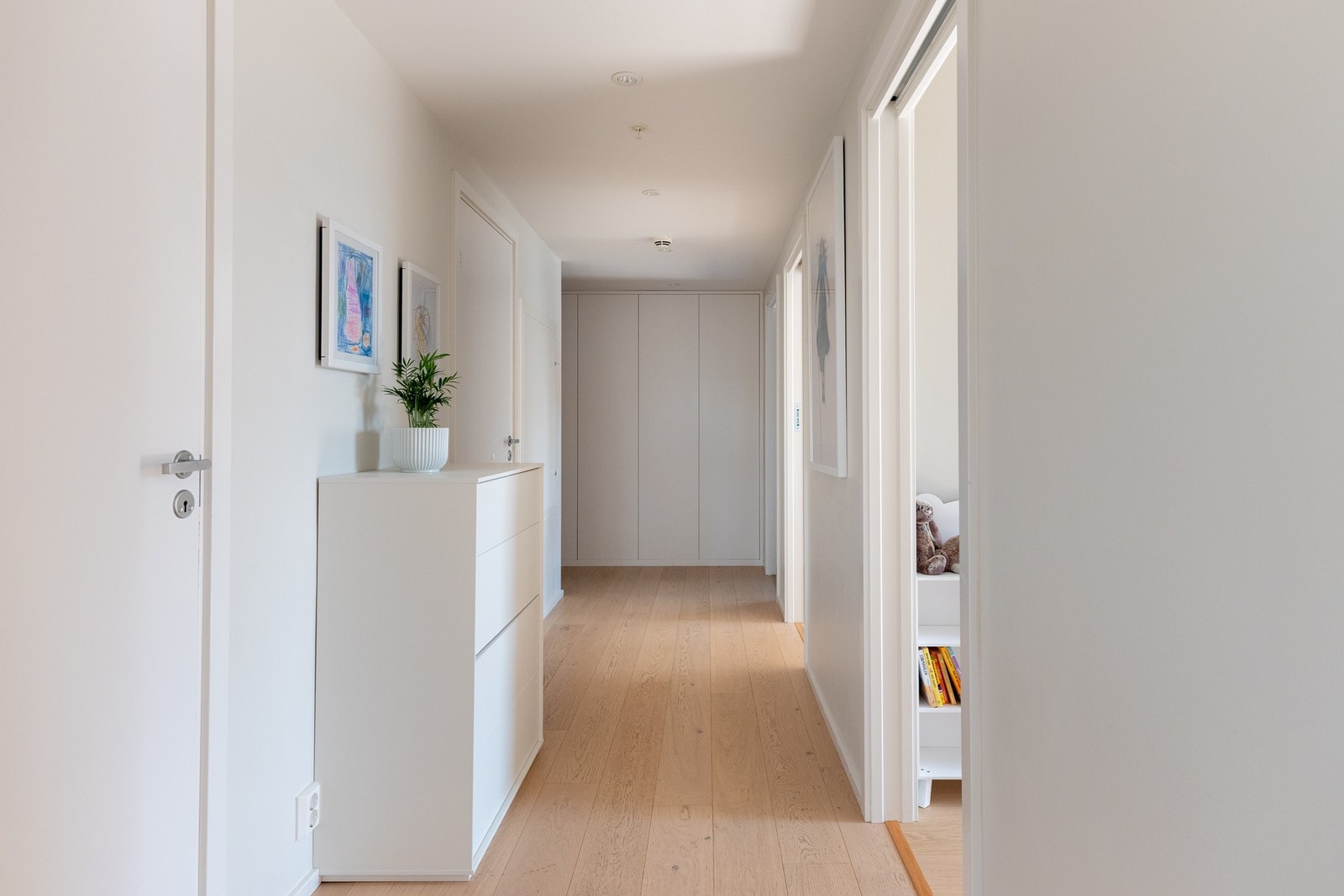 Lekker 1-stavs parkett og overflater malt i moderne fargevalg er gjennomgående. Galleribilde