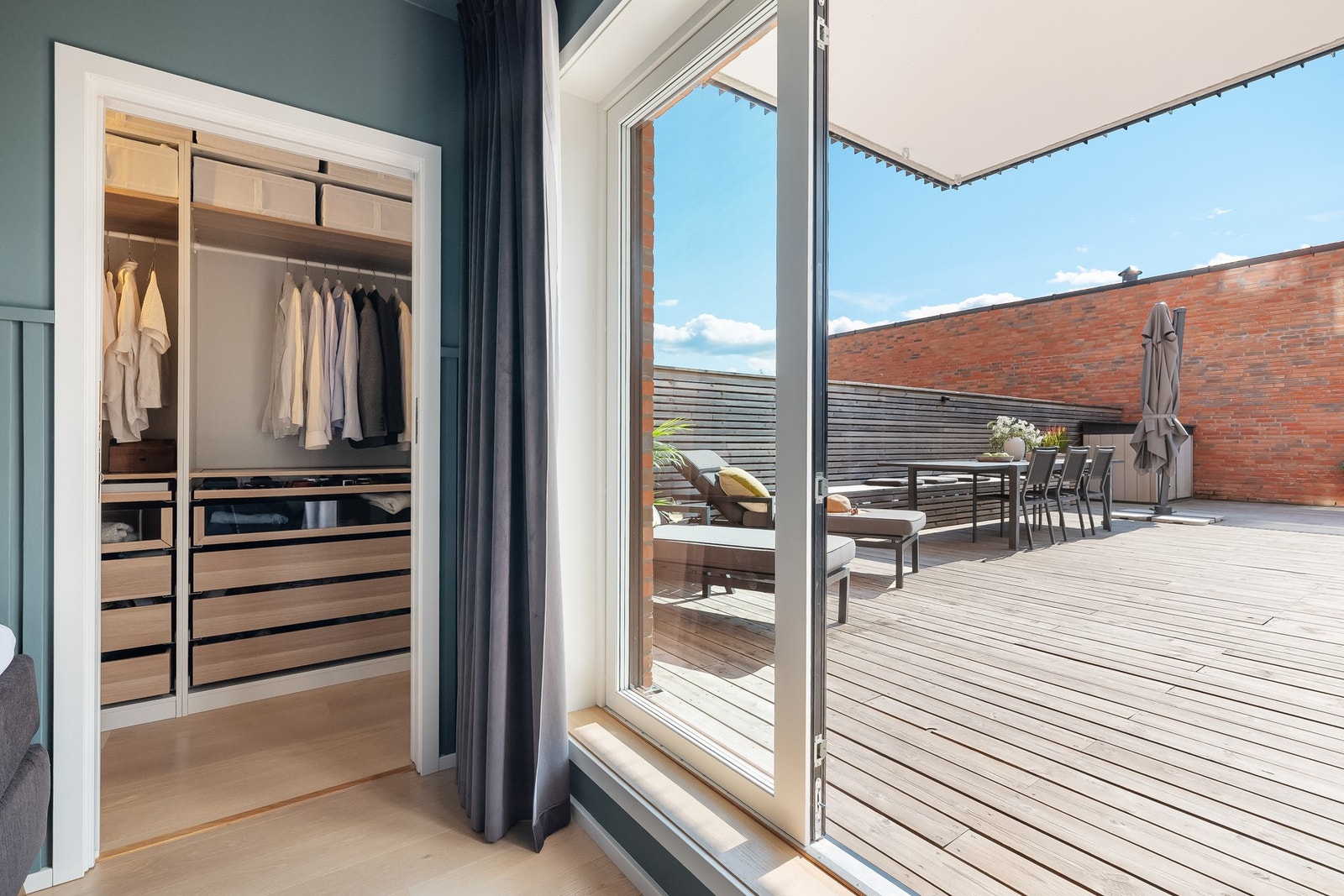 Fra soverommet er det utgang til takterrassen og tilgang til eget walk-in-closet. Galleribilde