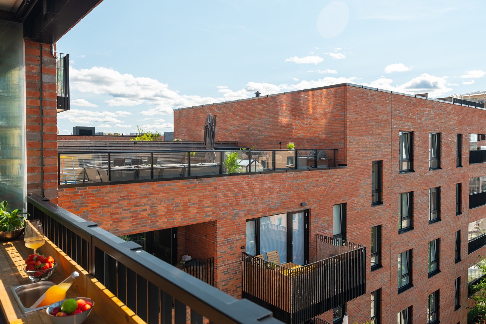 Balkongen er overbygget og innglasset, som gjør uteplassen lun og privat. Innglassingen kan i tillegg skyves opp om du ønsker luft og solstråler inn. Galleribilde