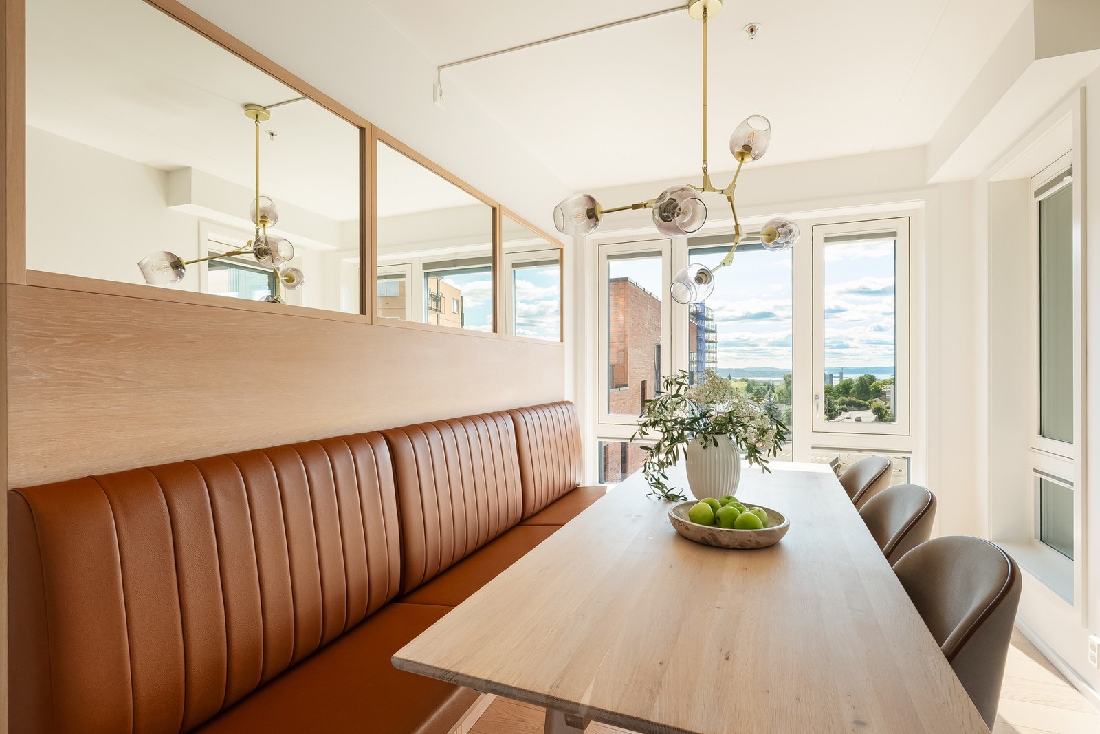 God plass til langbord for sosiale lag. Galleribilde