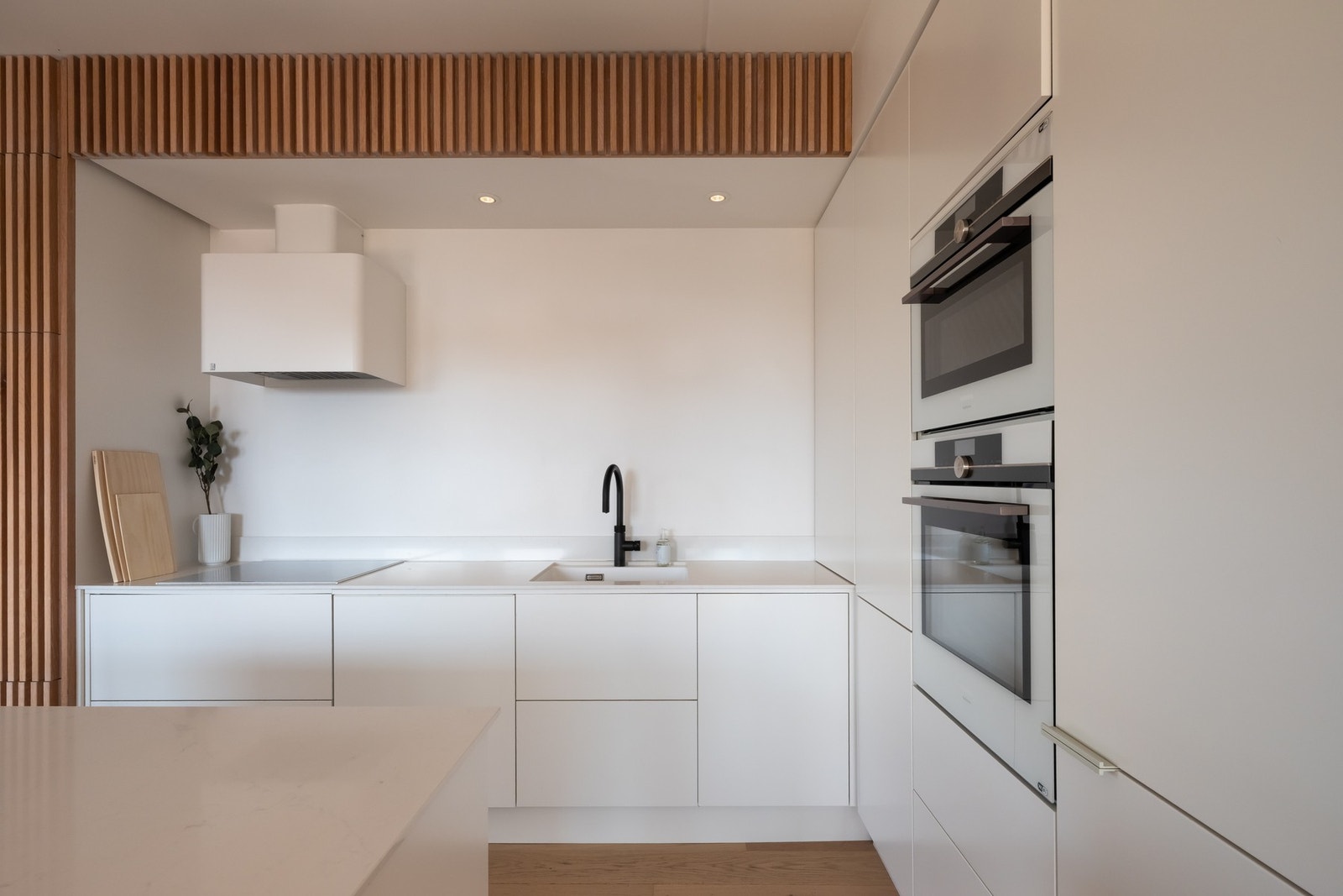Kjøkkenet har slette fronter, kompositt benkeplate fra Silestone samt underlimt oppvaskkum med ett-greps armatur med uttrekk og Quooker. Galleribilde