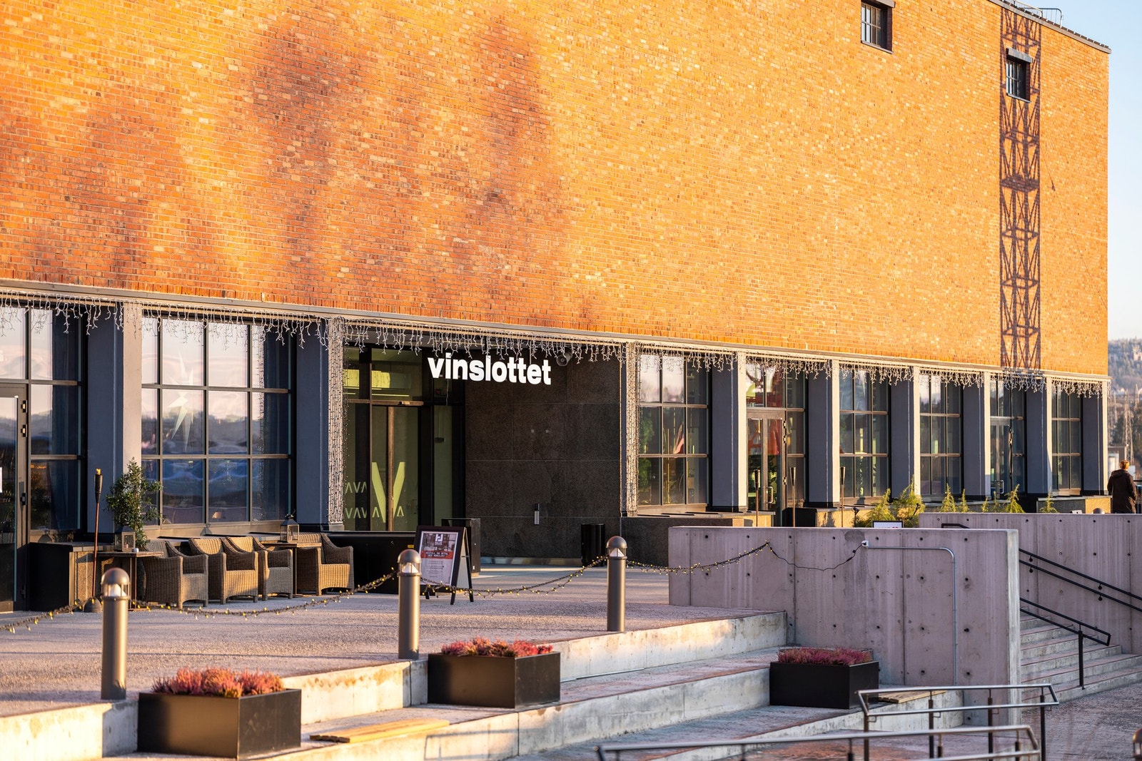 Her er det flere spisesteder, apotek, frisør, helseklinikk, gastropub og andre gode servicetilbud. Galleribilde