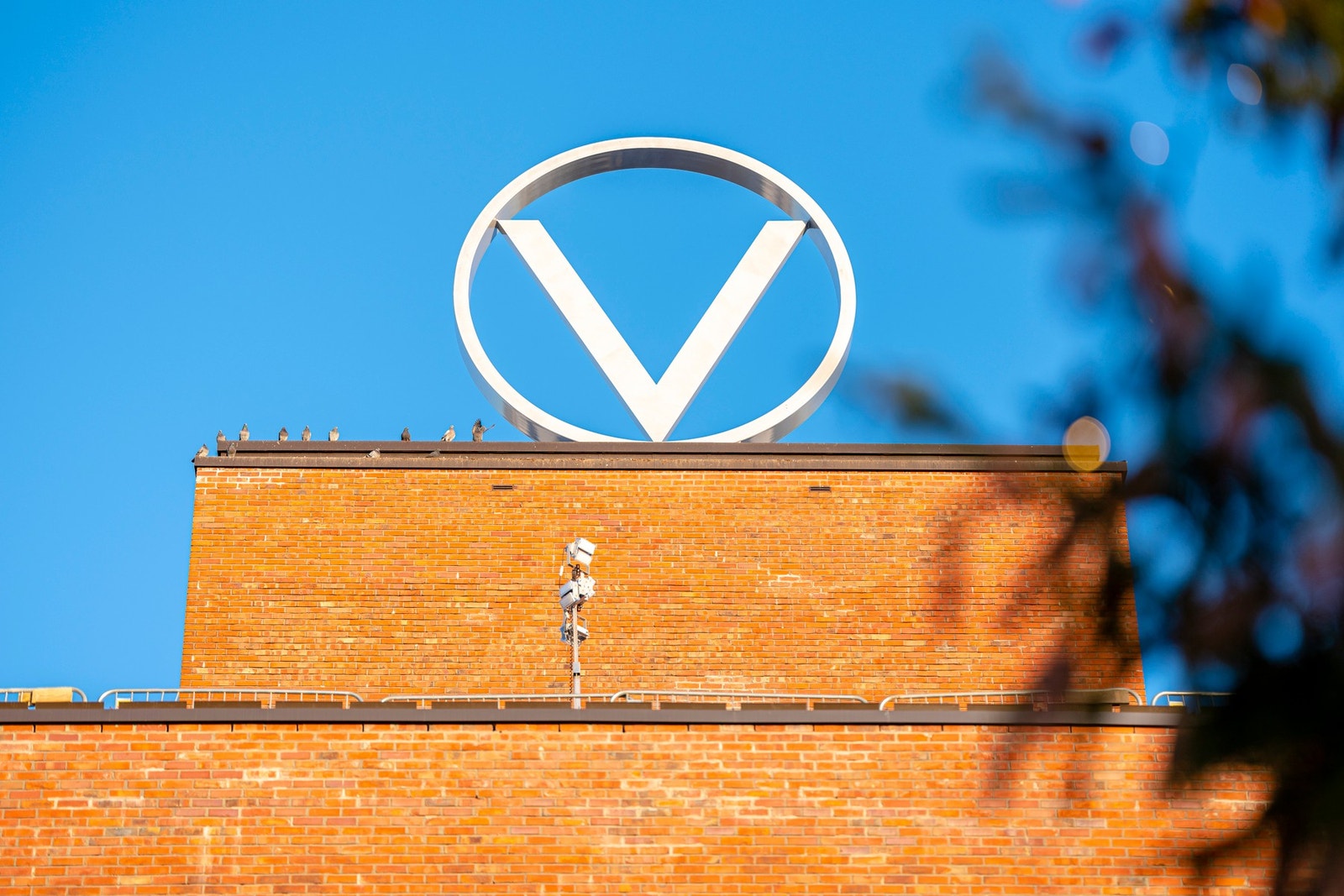 Vinslottet tilbyr en rekke gode servicetilbud. Hit kommer man seg også tørskodd gjennom kjelleranlegget under boligen. Galleribilde