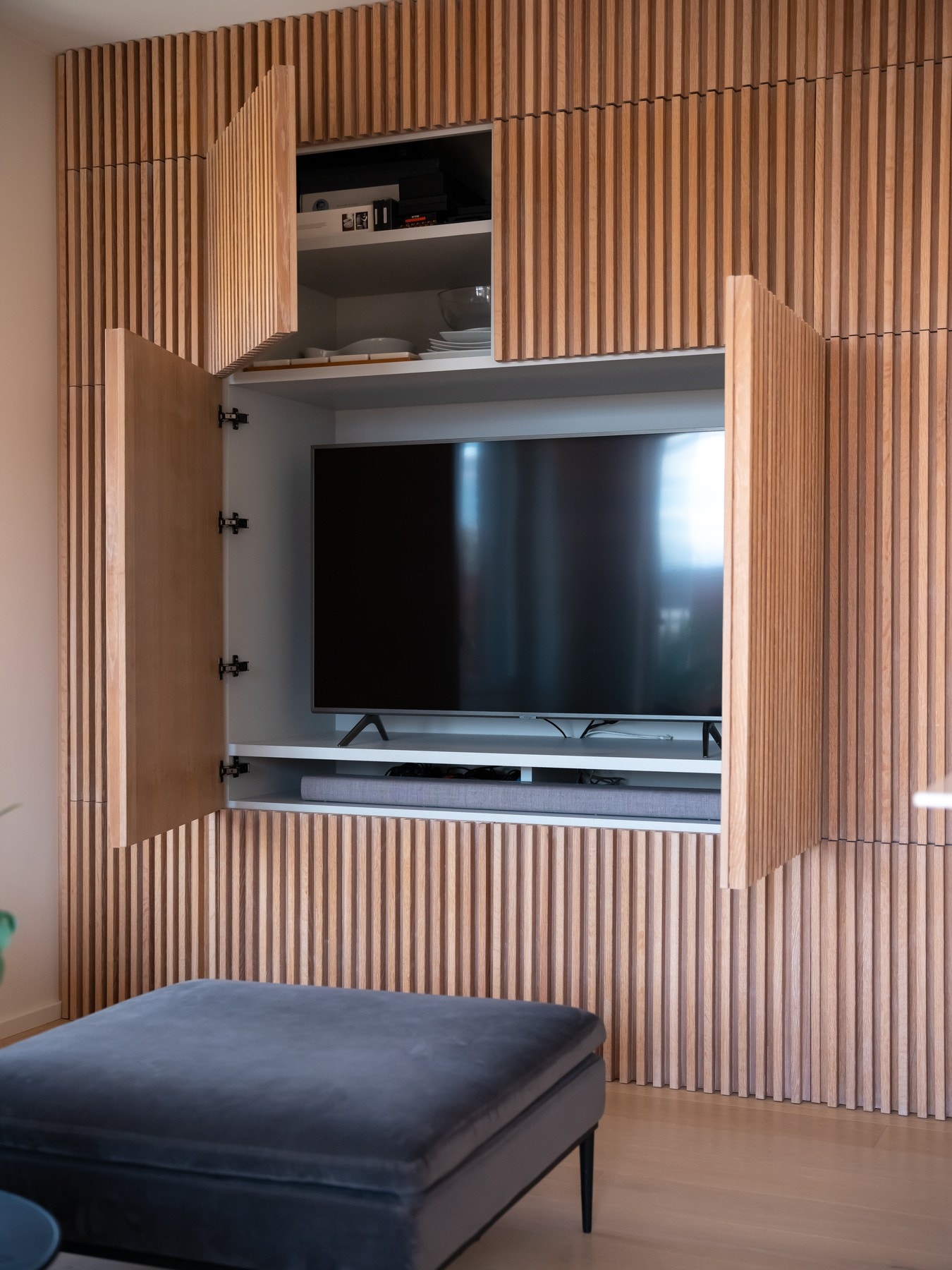 Bak de lekre spiledetaljene gjemmer det seg en spesialtilpasset spilevegg med integrert TV-nisje og rikelig med oppbevaring (fungerer som en utvidelse av kjøkkenet/skjenk). Galleribilde