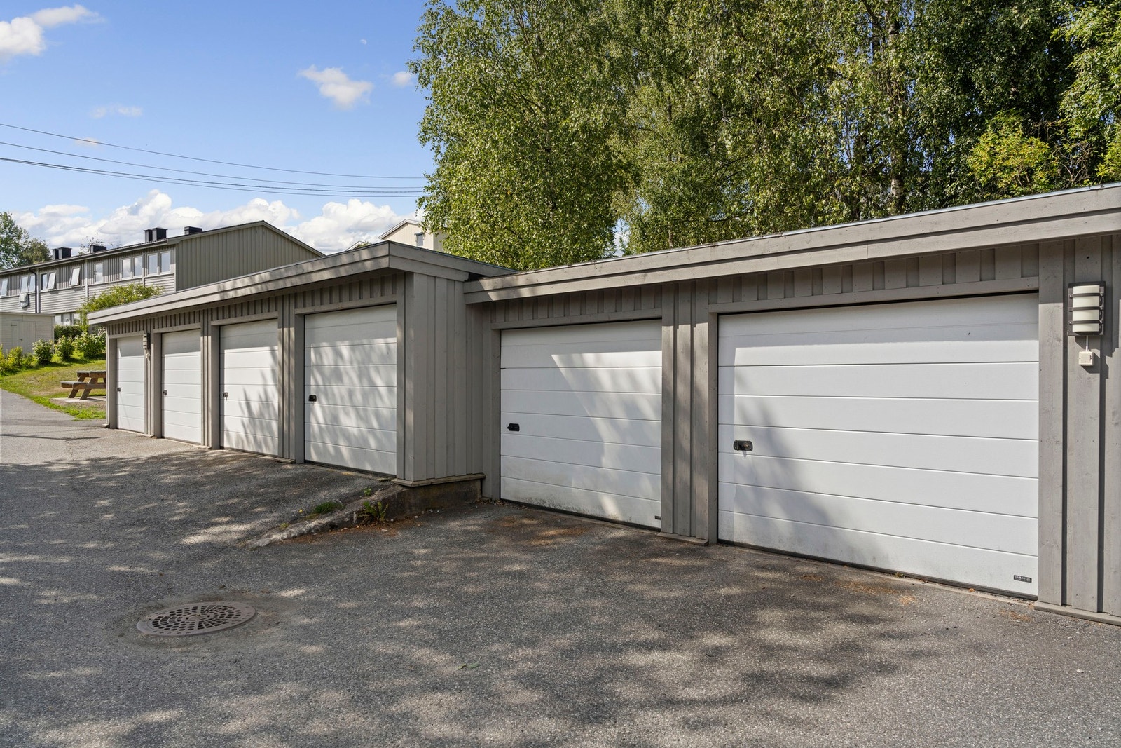 Garasjeplass med lader Galleribilde