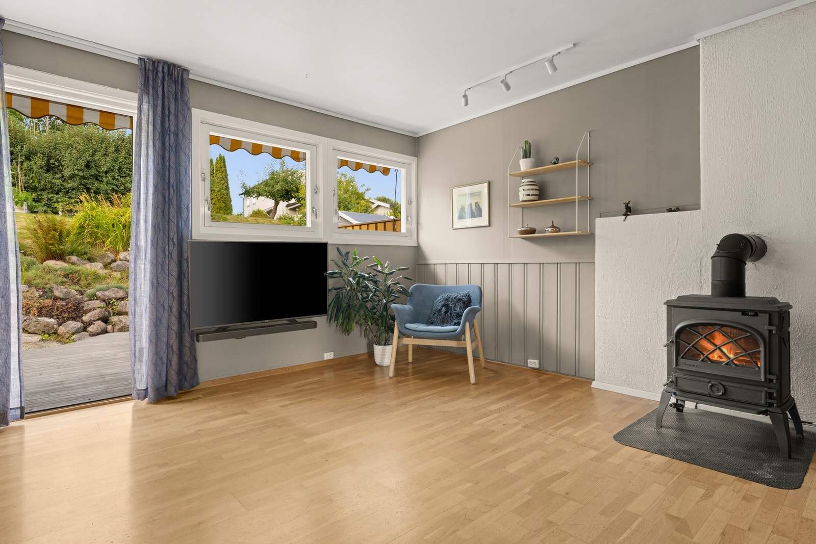 Lounge-avdeling med utgang til terrasse og hage Galleribilde