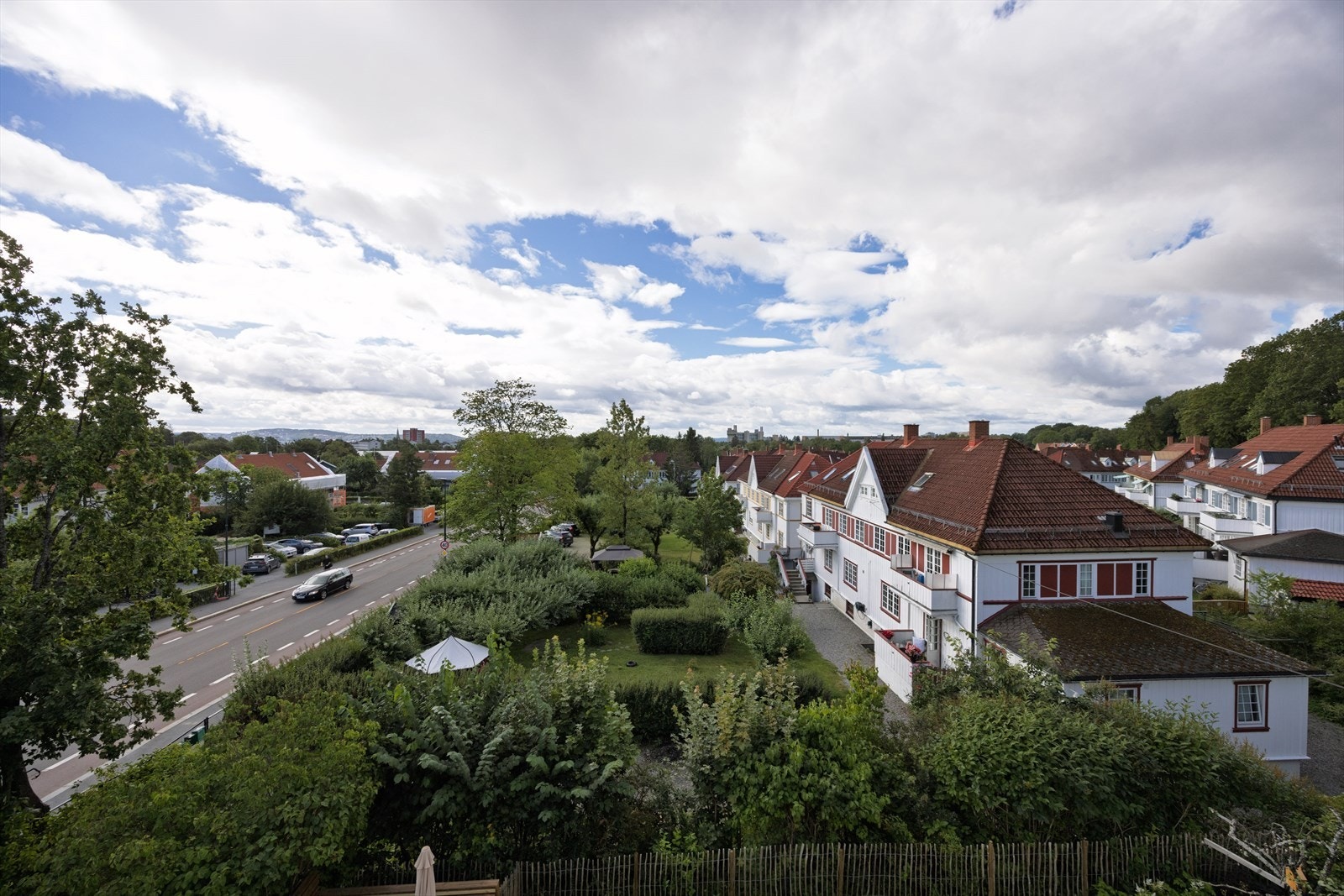 Idyllisk utsikt over den sjarmerende trehusbebyggelse. Galleribilde