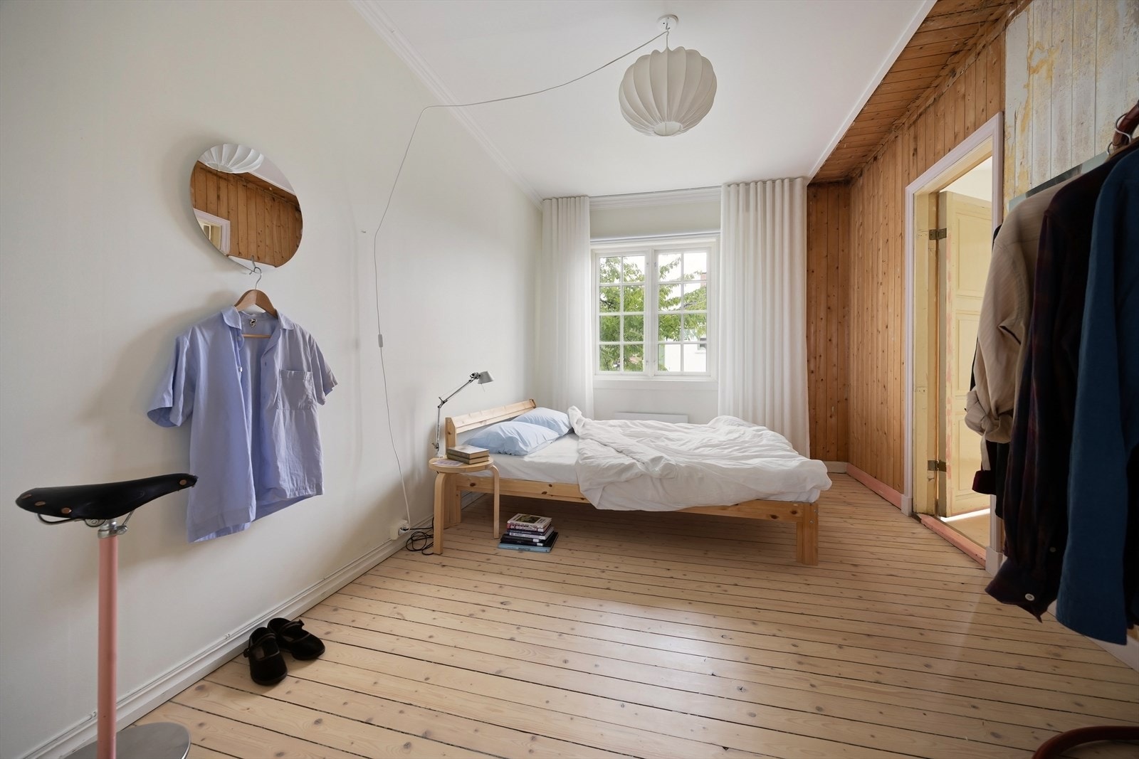 I hovedetasjen har du et stort og romslig hovedsoverom. Selger har spesifikt forsøkt å ivareta den gamle panelen, samtidig som de resterende veggene er med slette malte flater. Galleribilde